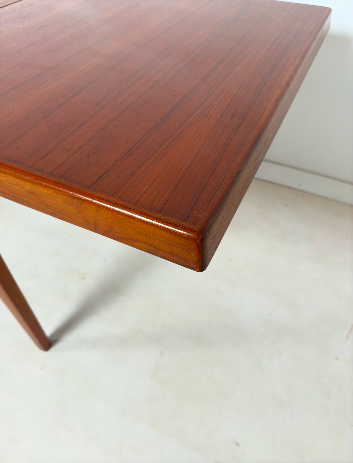 Table scandinave à rallonges intégrées
