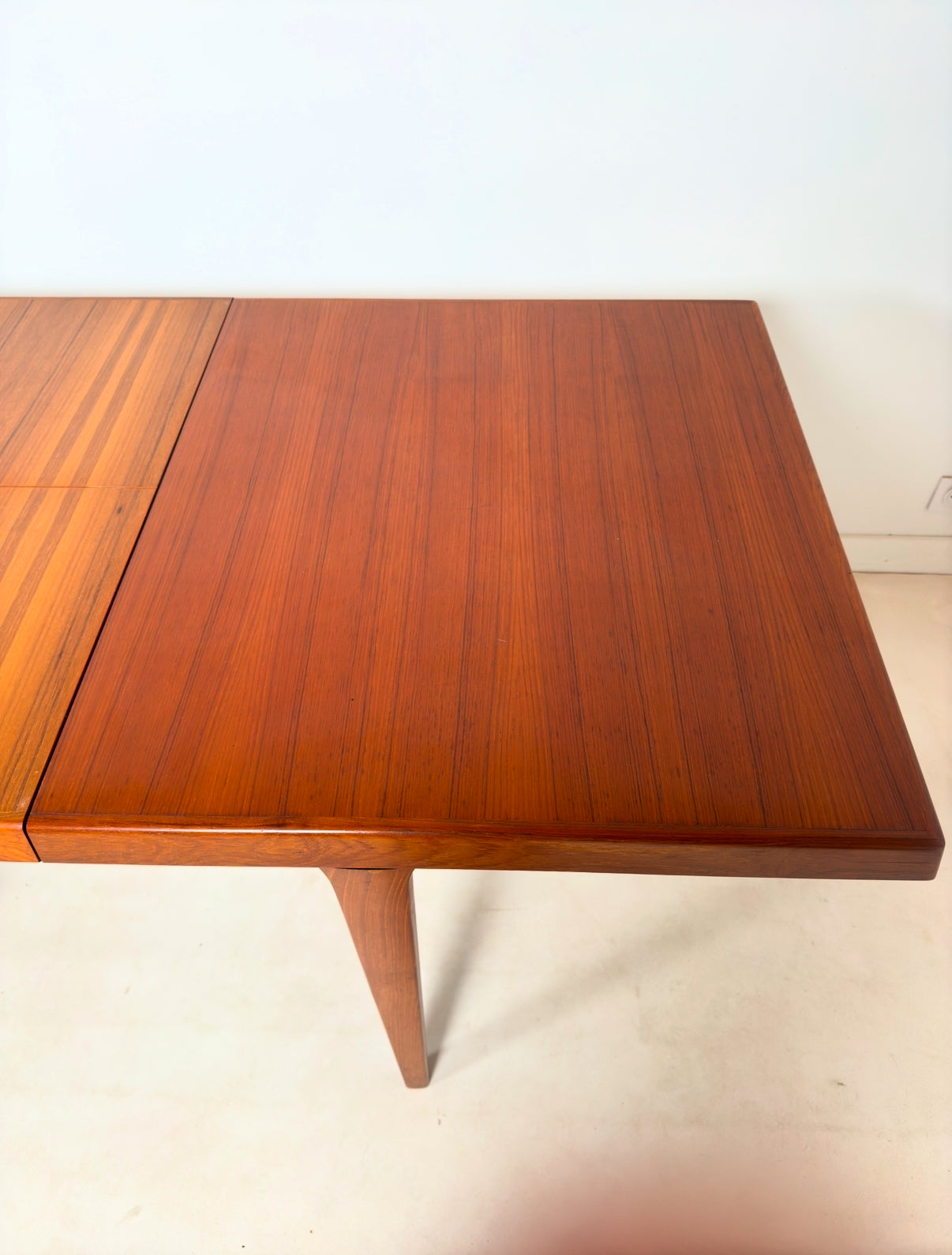 Table scandinave à rallonges intégrées
