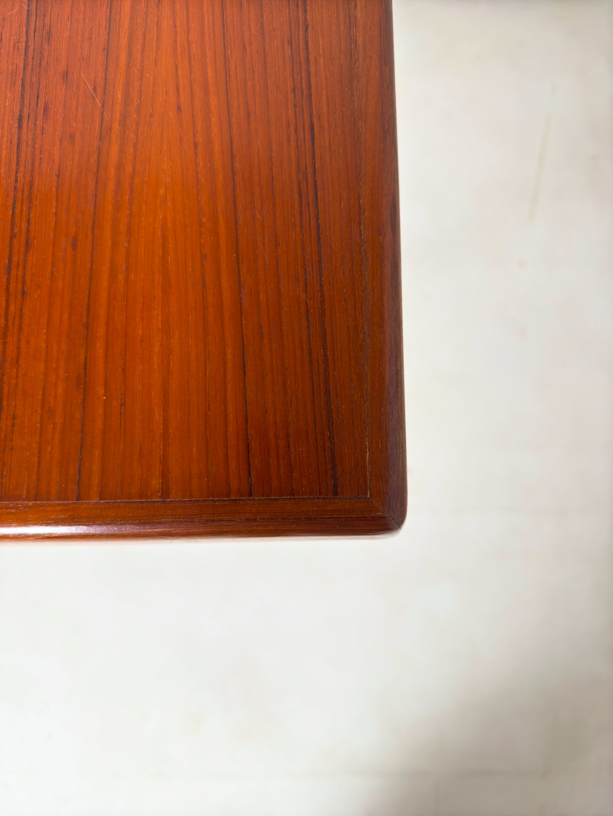 Table scandinave à rallonges intégrées