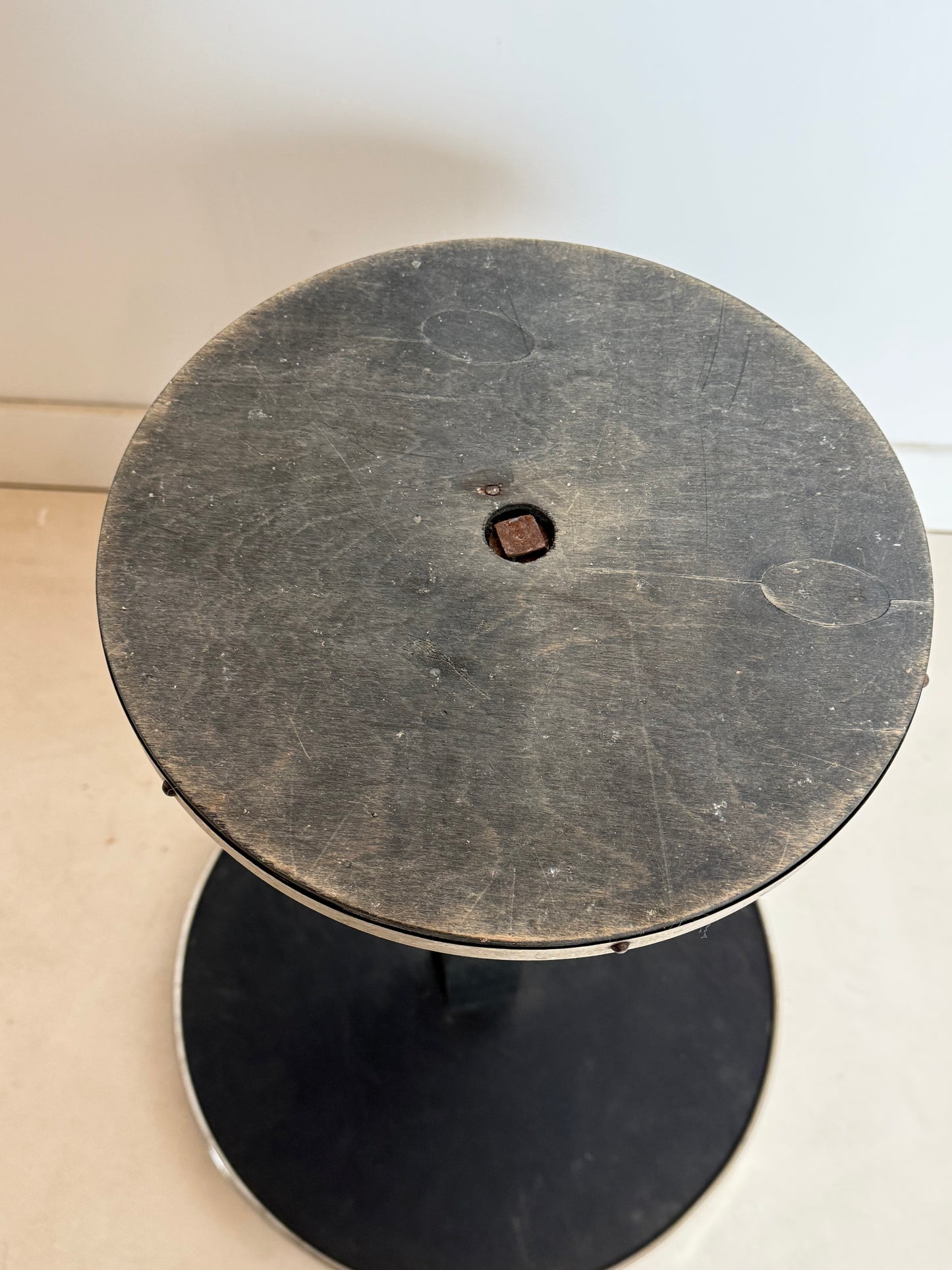 Table d’appoint aux accents Art Déco