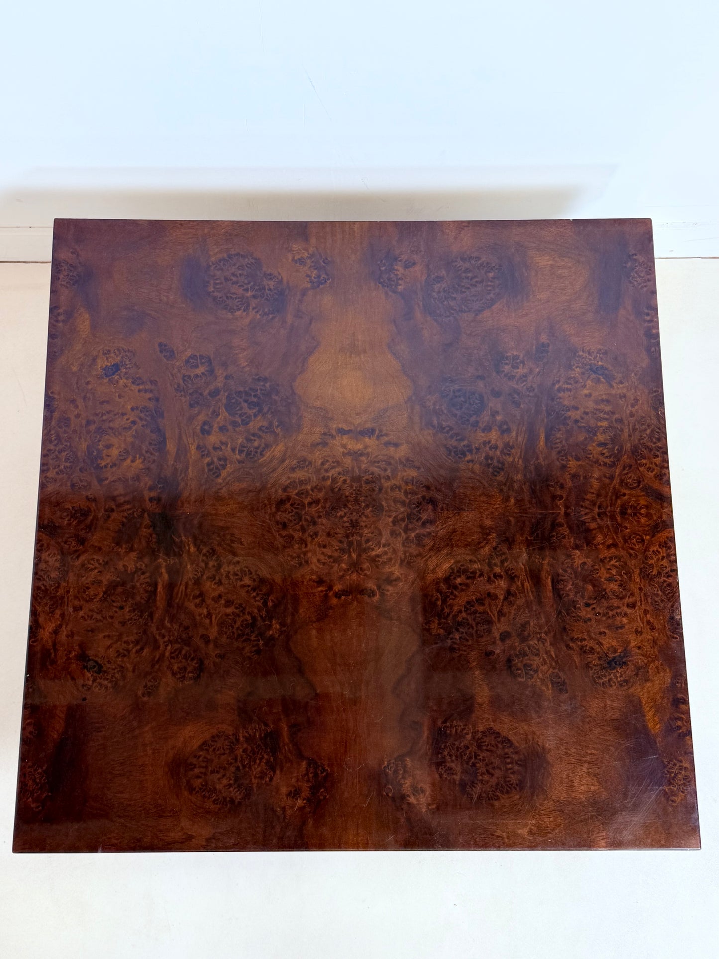 Table basse en loupe d’orme et laiton par Roche & Bobois