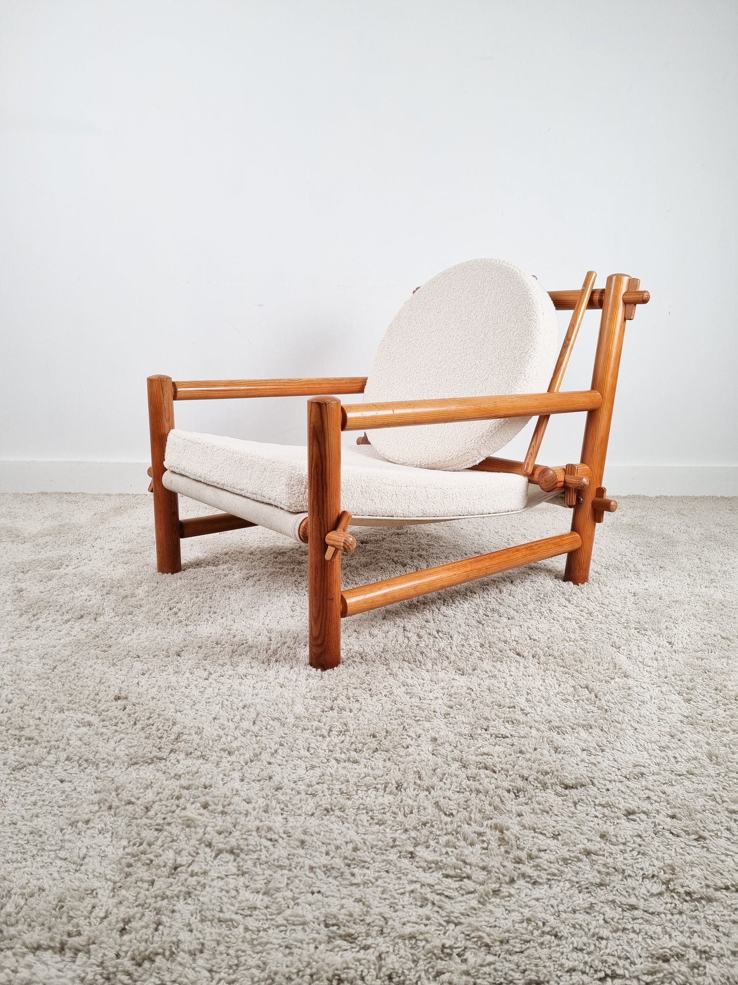 Fauteuil en pin dans la mouvance "Art populaire"