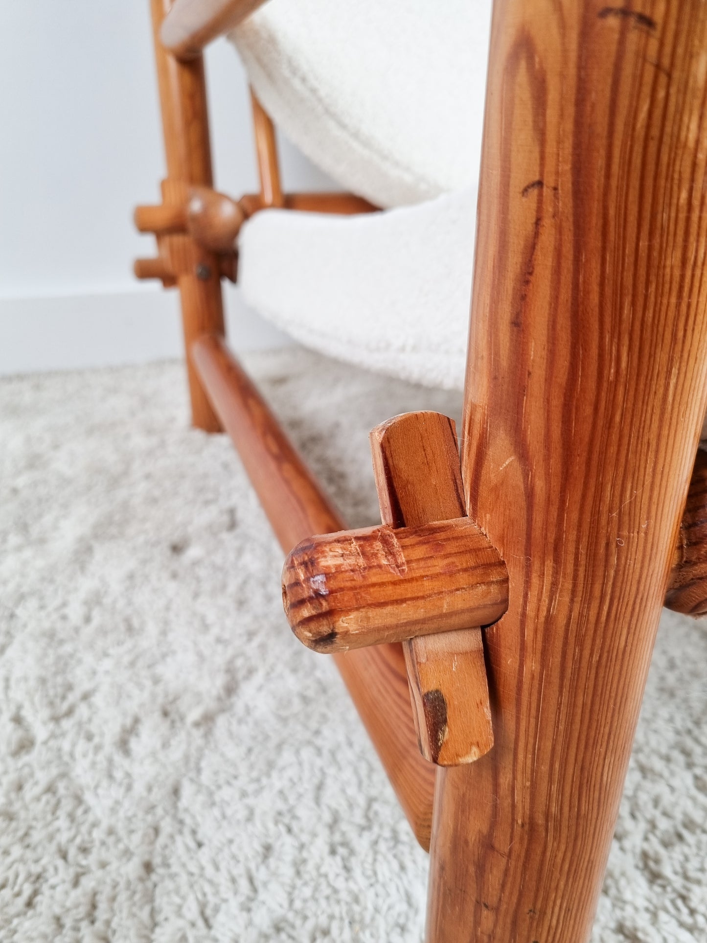 Fauteuil en pin dans la mouvance "Art populaire"