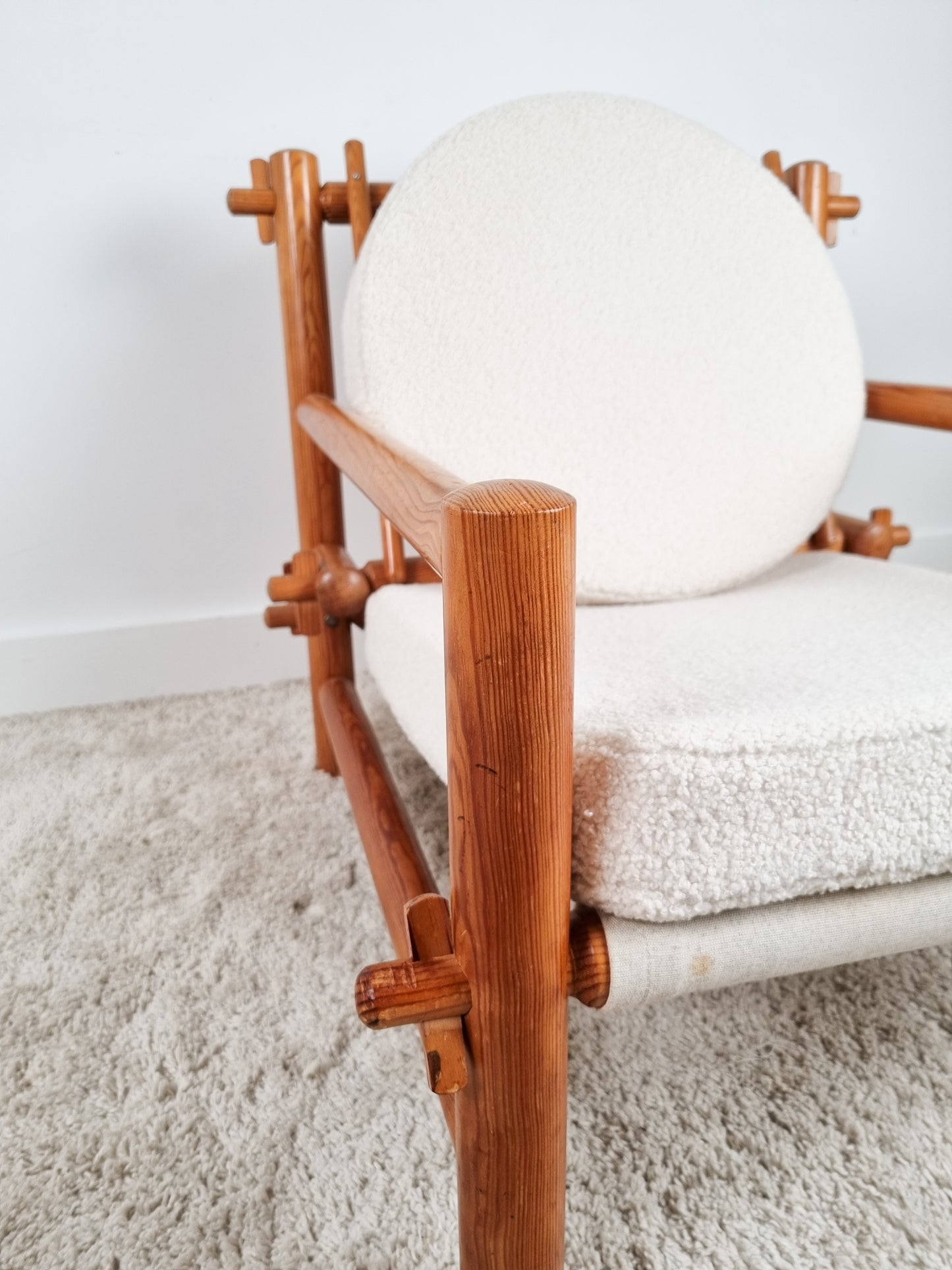 Fauteuil en pin dans la mouvance "Art populaire"