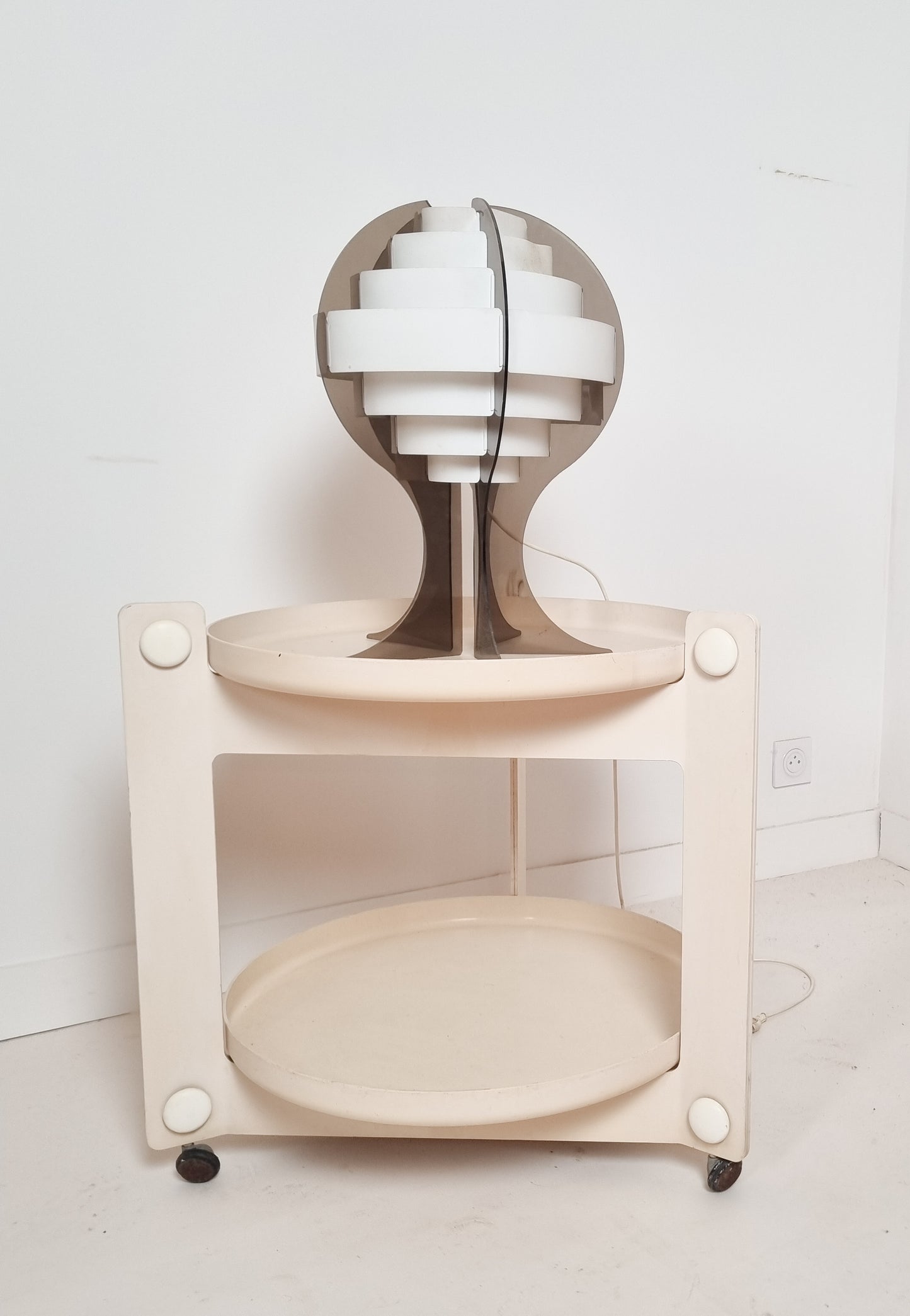 Desserte space age par Luigi Massoni pour Guzzini