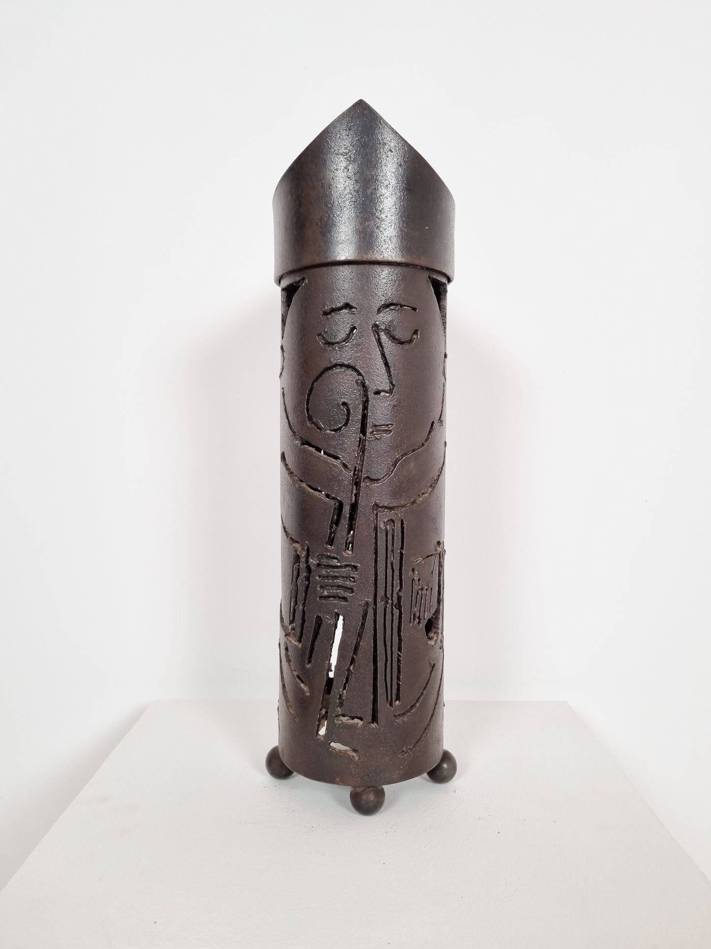 Grande lampe brutaliste sculptée