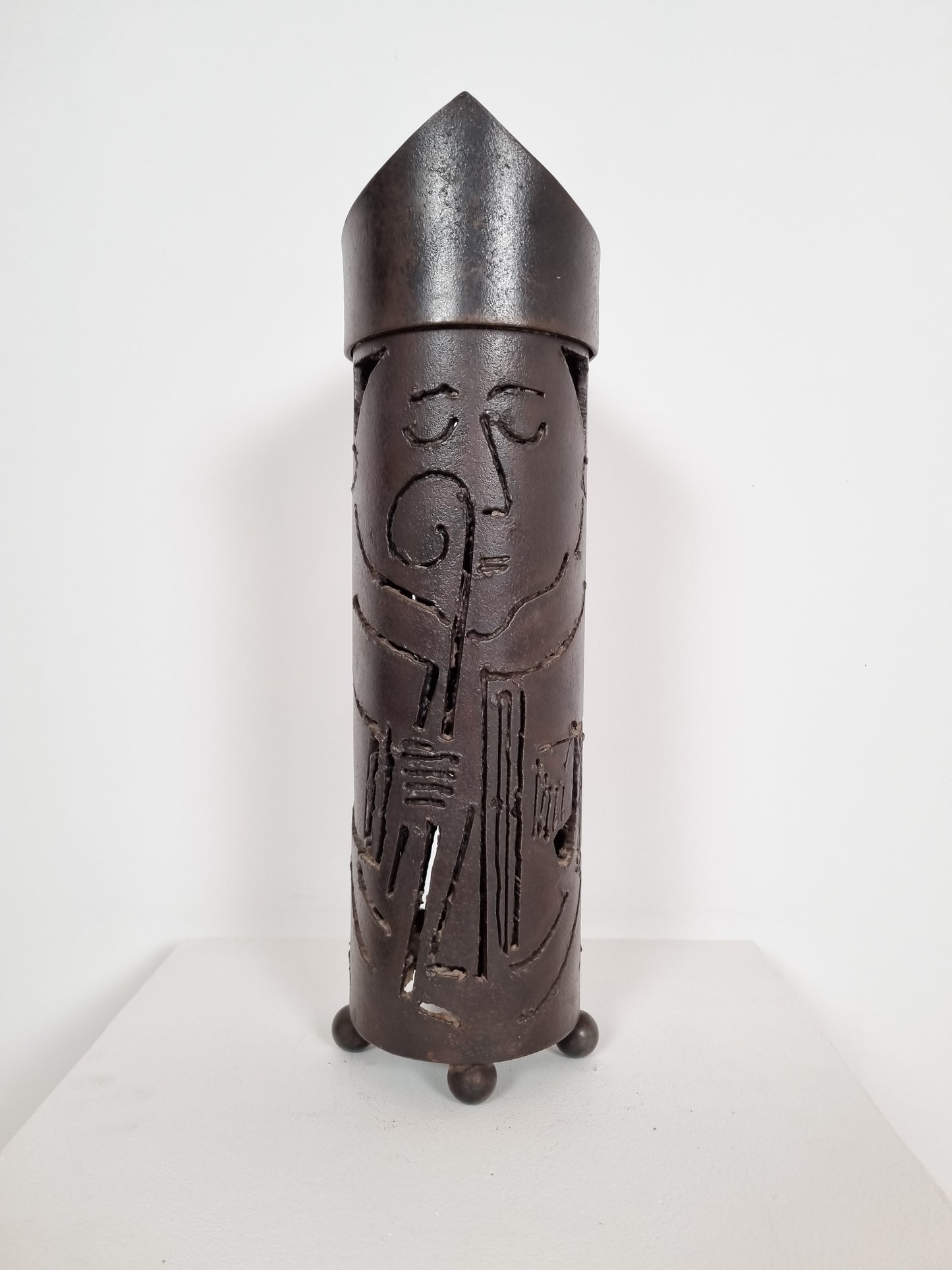 Grande lampe brutaliste sculptée