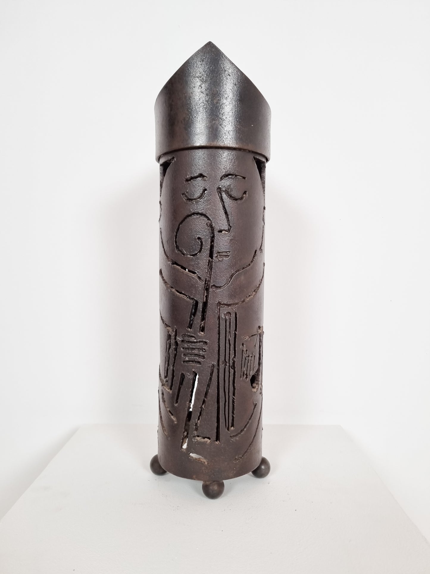 Grande lampe brutaliste sculptée