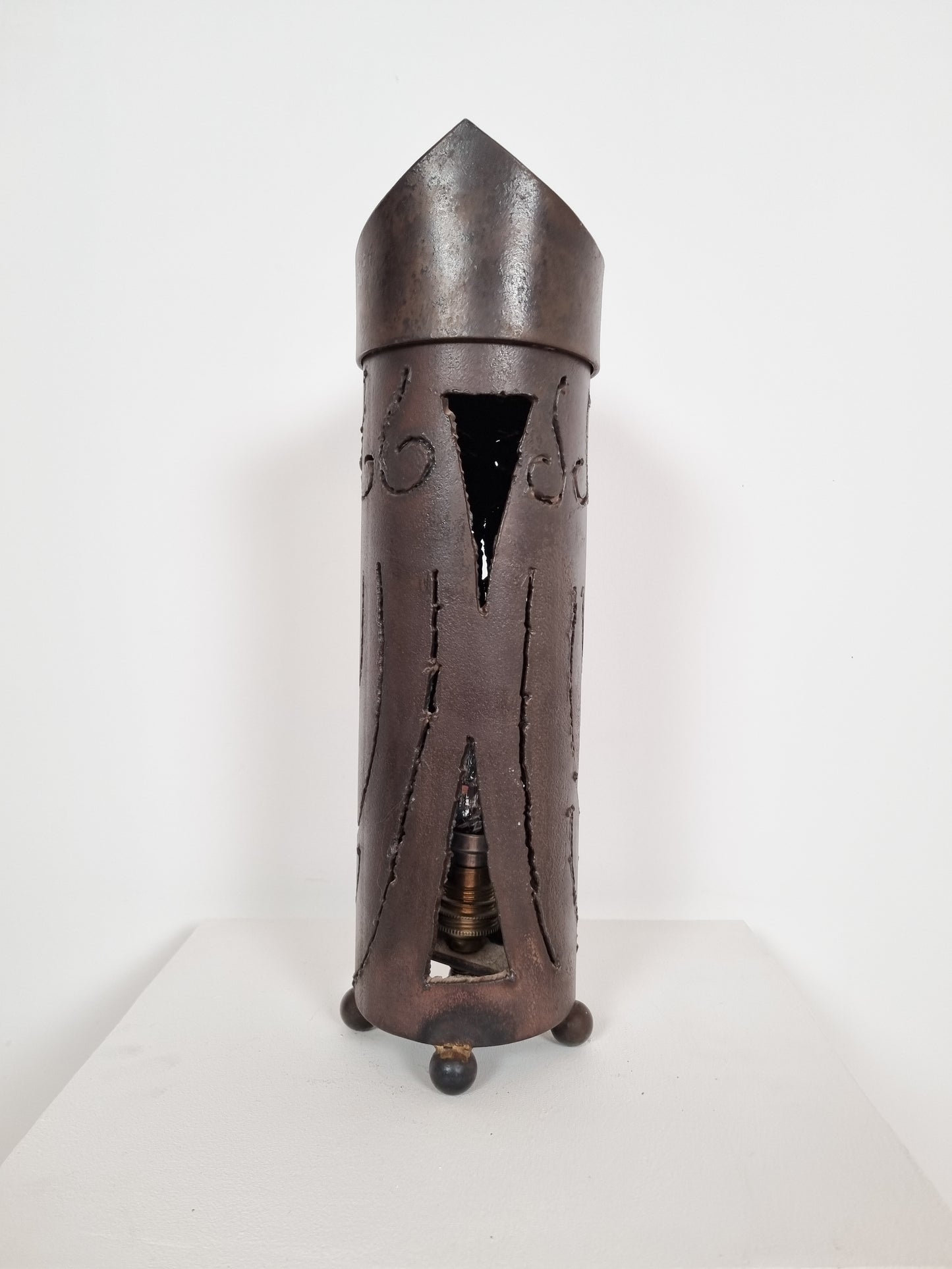 Grande lampe brutaliste sculptée