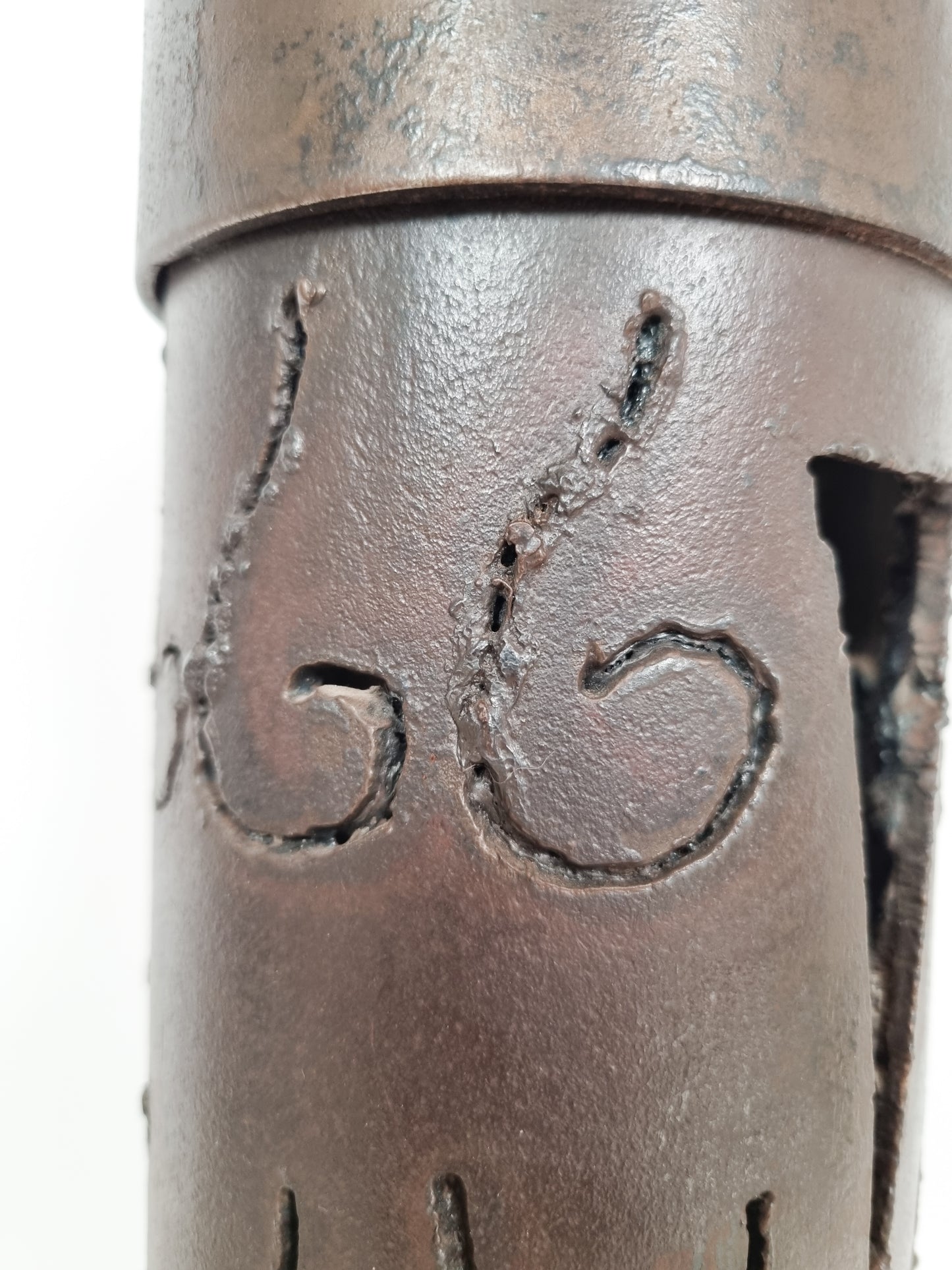 Grande lampe brutaliste sculptée