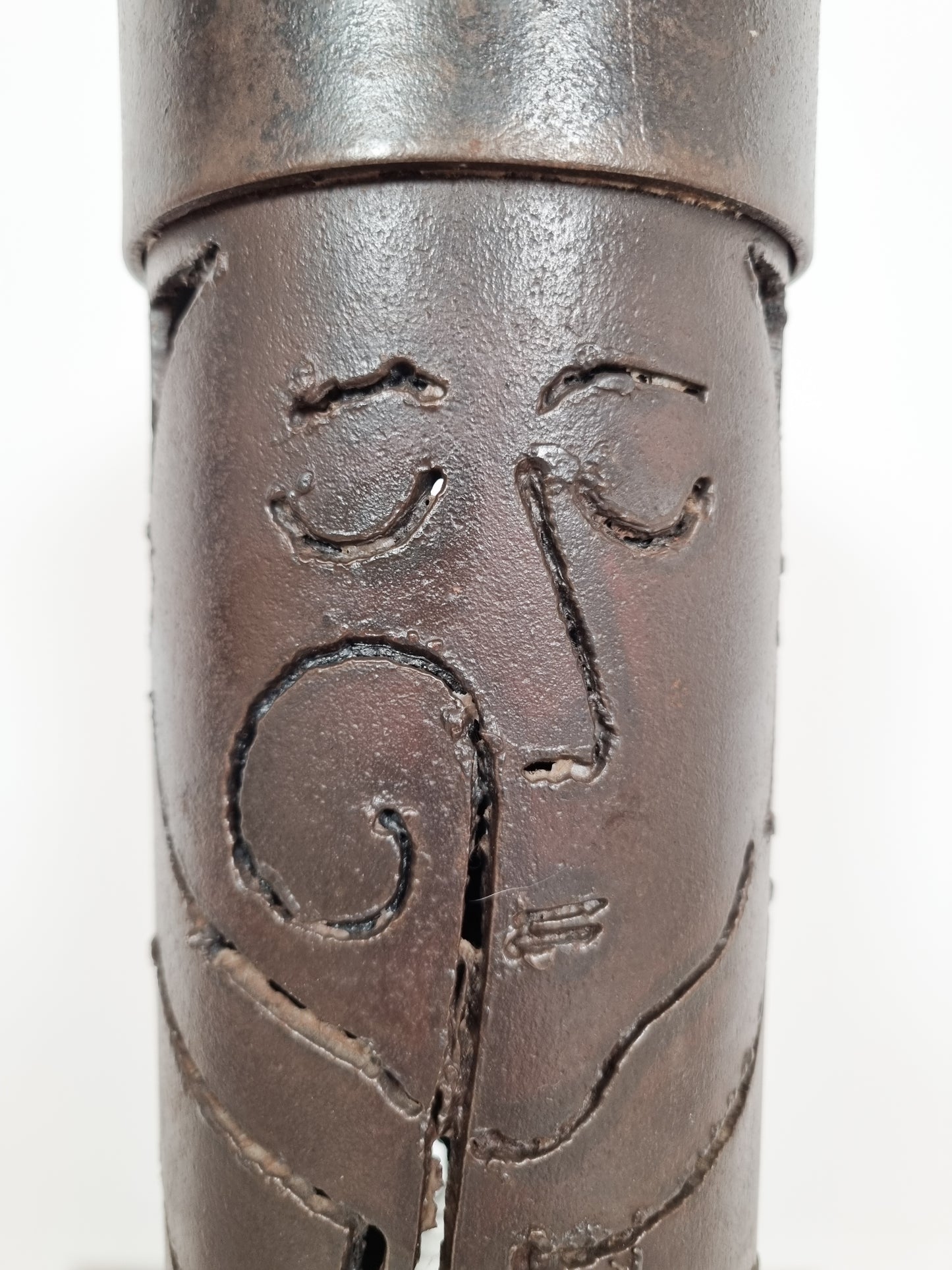 Grande lampe brutaliste sculptée