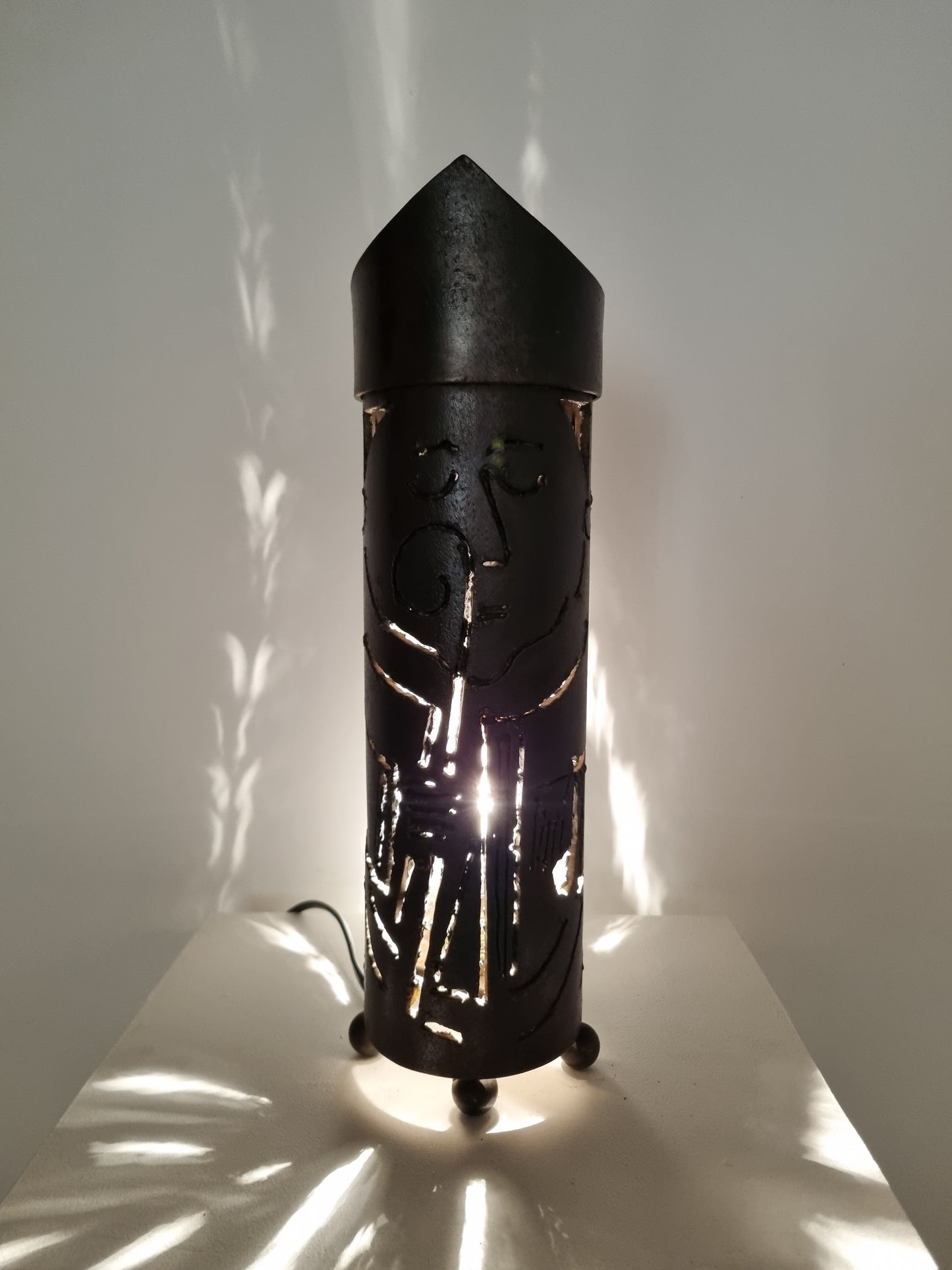 Grande lampe brutaliste sculptée