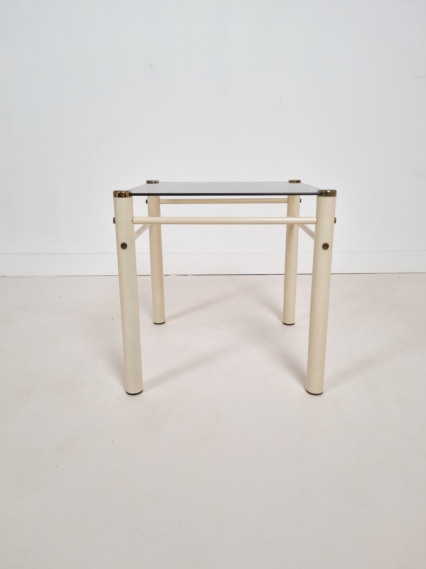 Table d'appoint, bout de canapé par Yves Bourboul