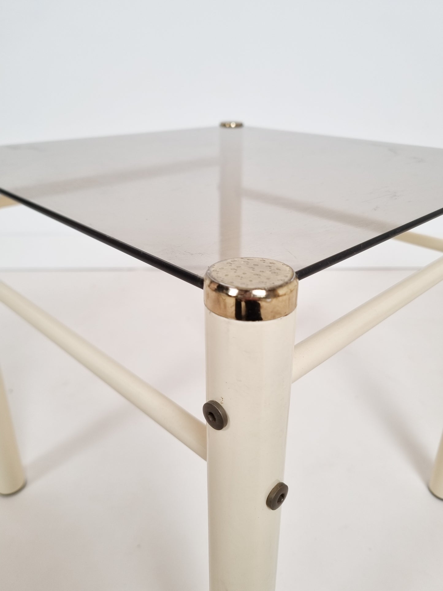 Table d'appoint, bout de canapé par Yves Bourboul