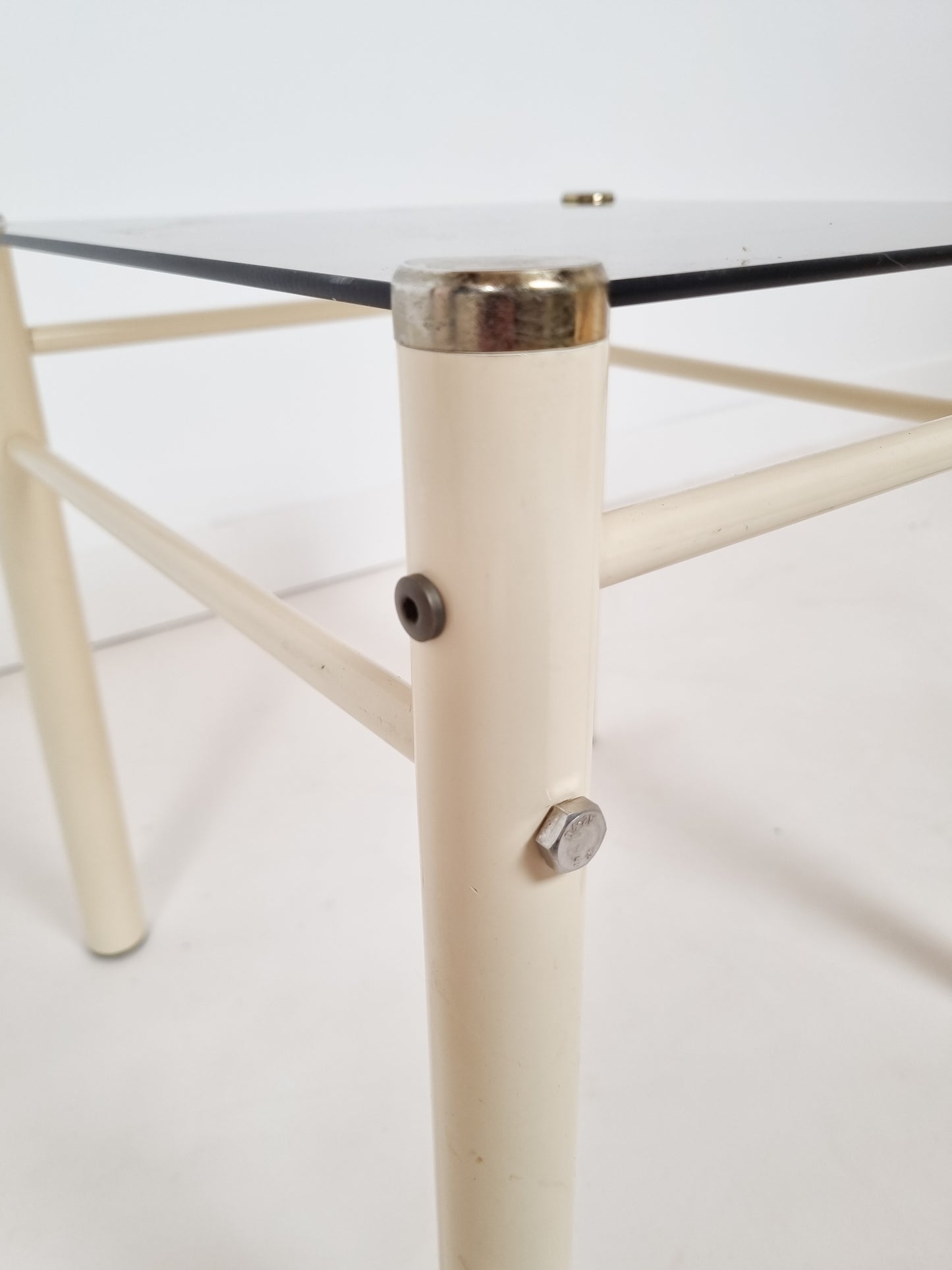 Table d'appoint, bout de canapé par Yves Bourboul