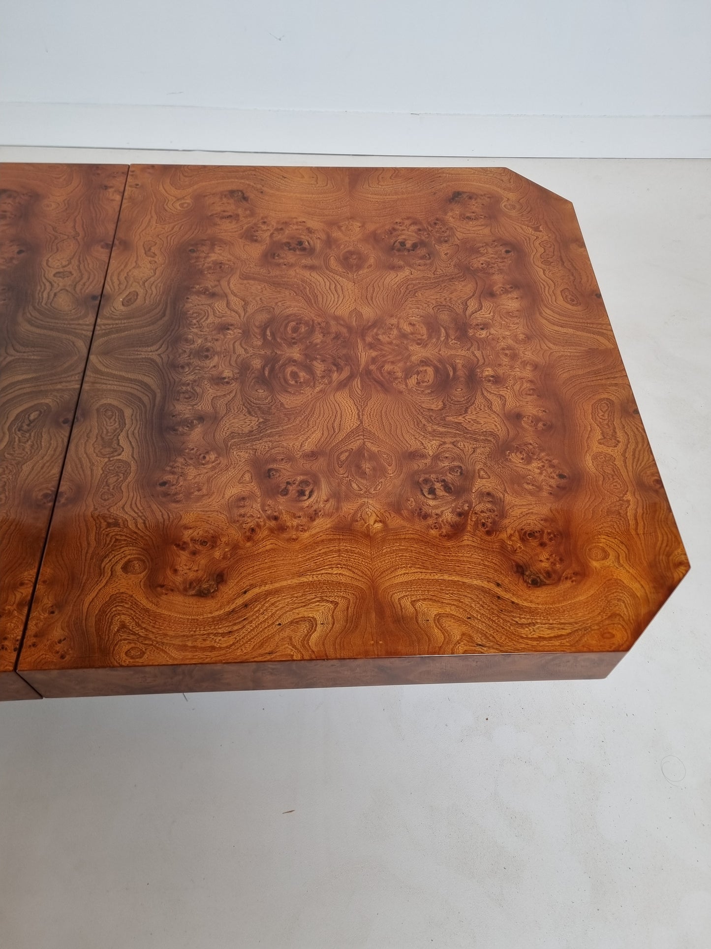 Table basse en loupe d'orme attribuée à Willy Rizzo pour Mario Sabot