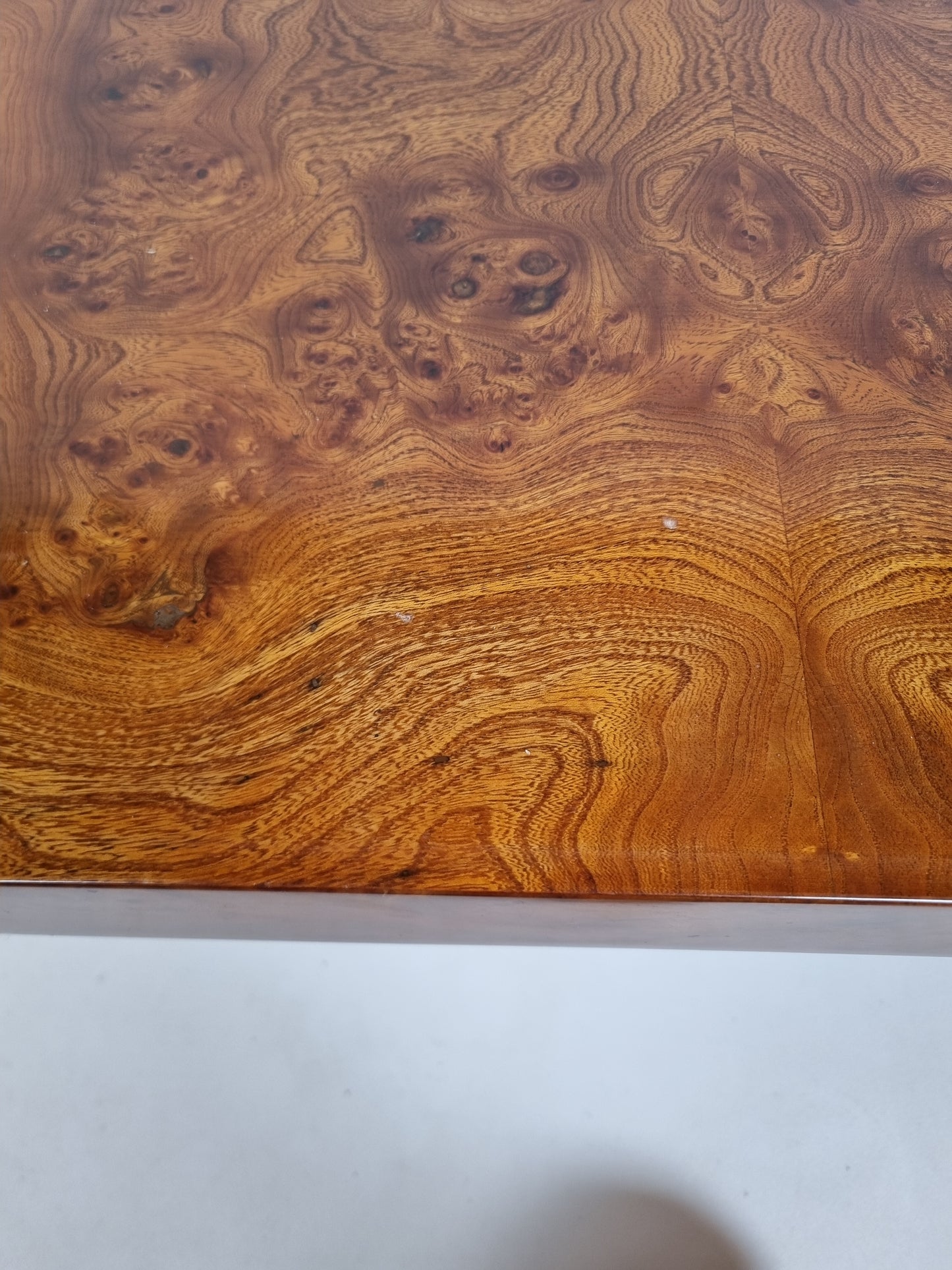Table basse en loupe d'orme attribuée à Willy Rizzo pour Mario Sabot