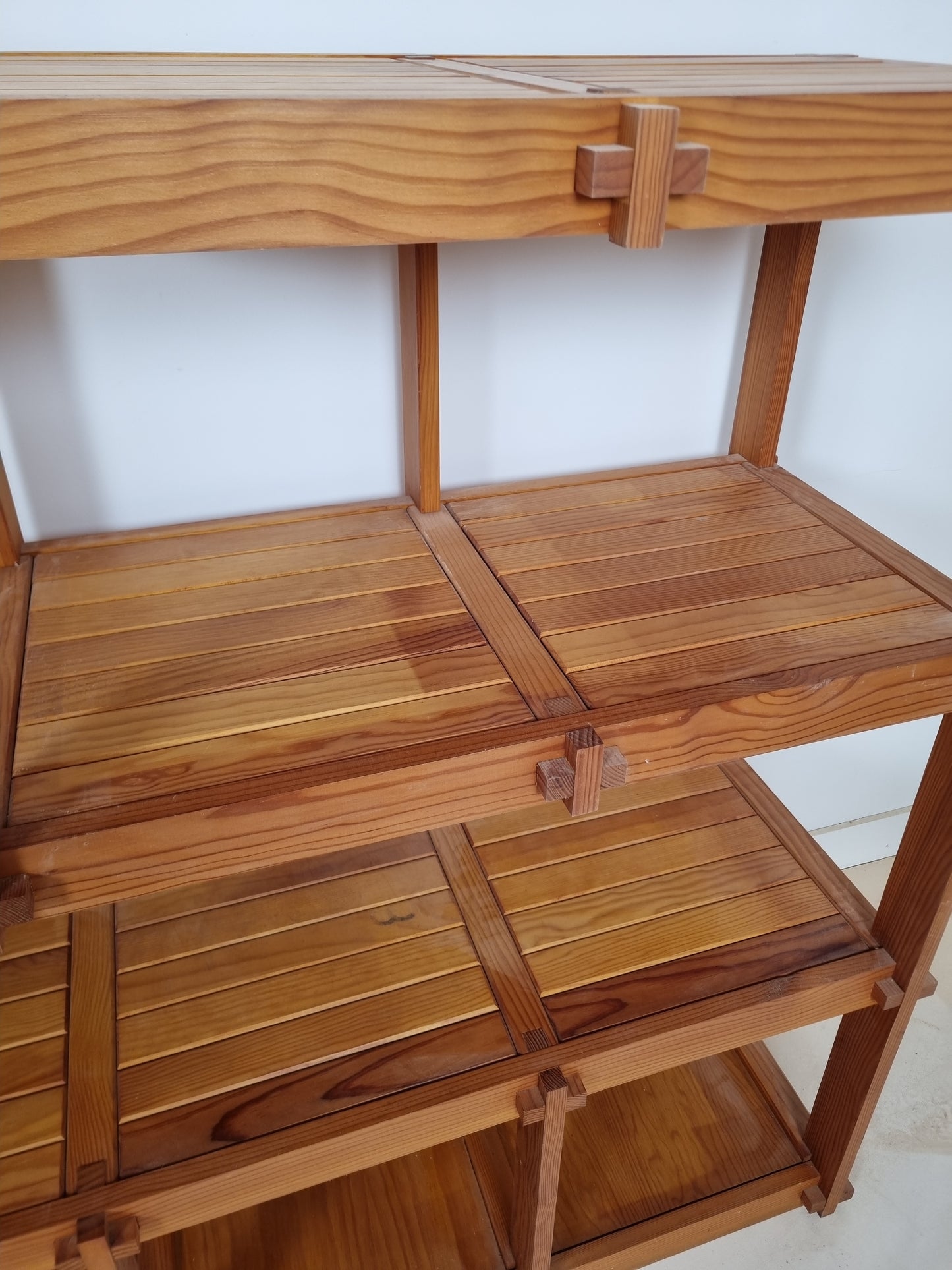 Etagère vintage dans le goût de Pierre Gautier Delaye