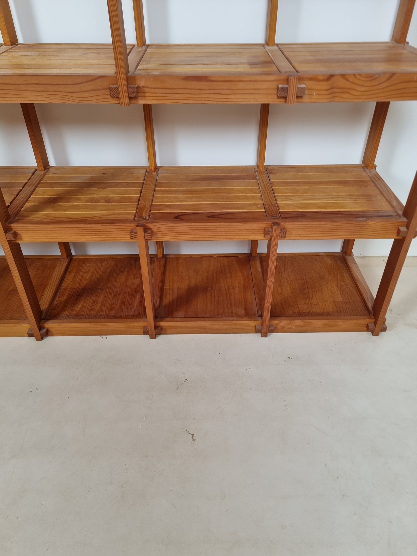 Etagère vintage dans le goût de Pierre Gautier Delaye