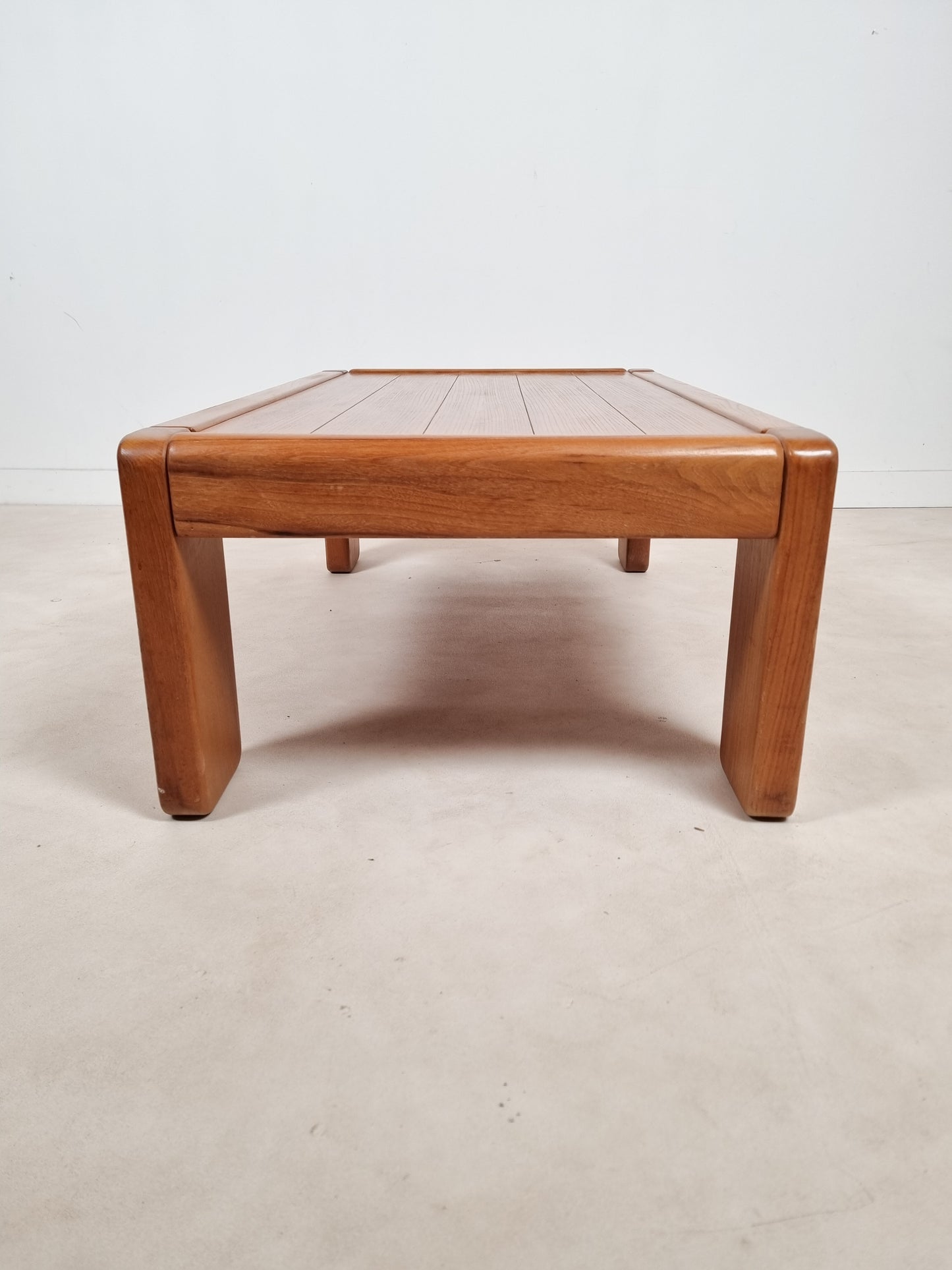 Table basse en orme massif par la Maison Regain