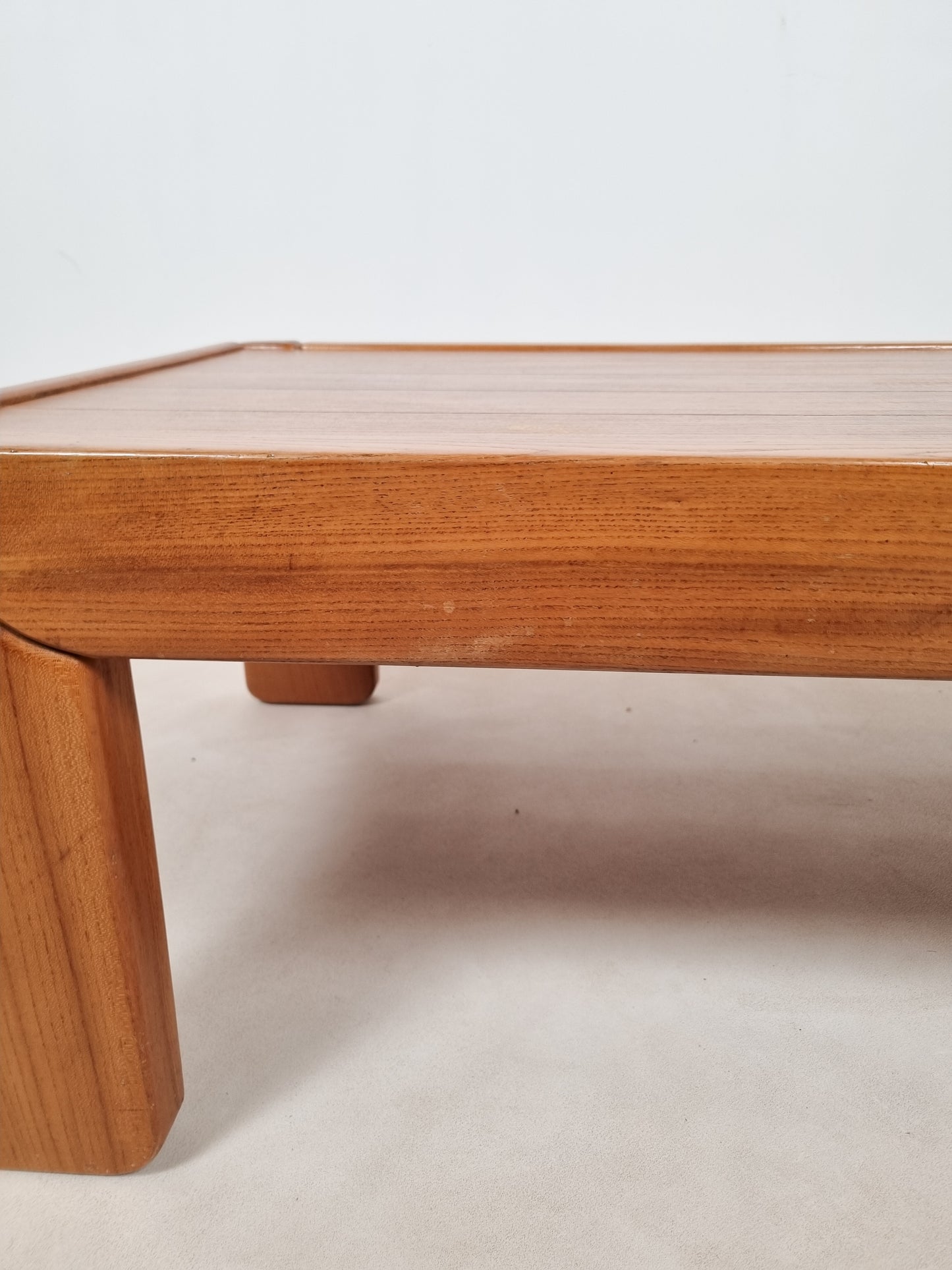 Table basse en orme massif par la Maison Regain