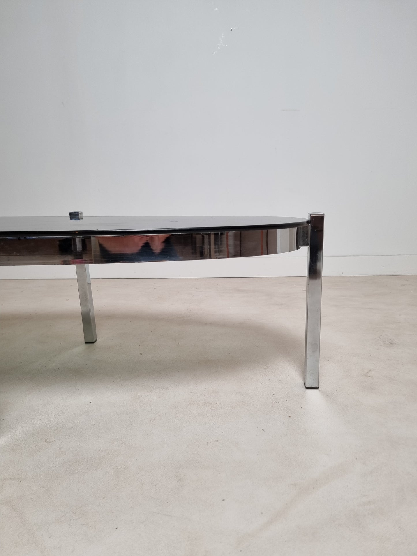 Table basse ovale en métal chromé et au verre fumé