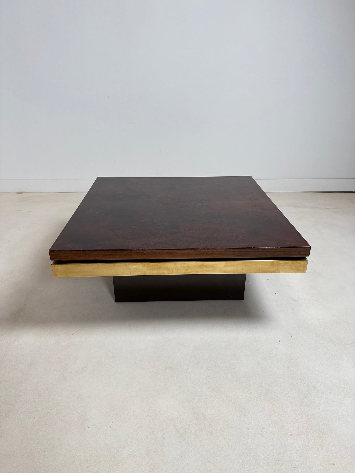 Table basse en loupe d’orme et laiton par Roche & Bobois