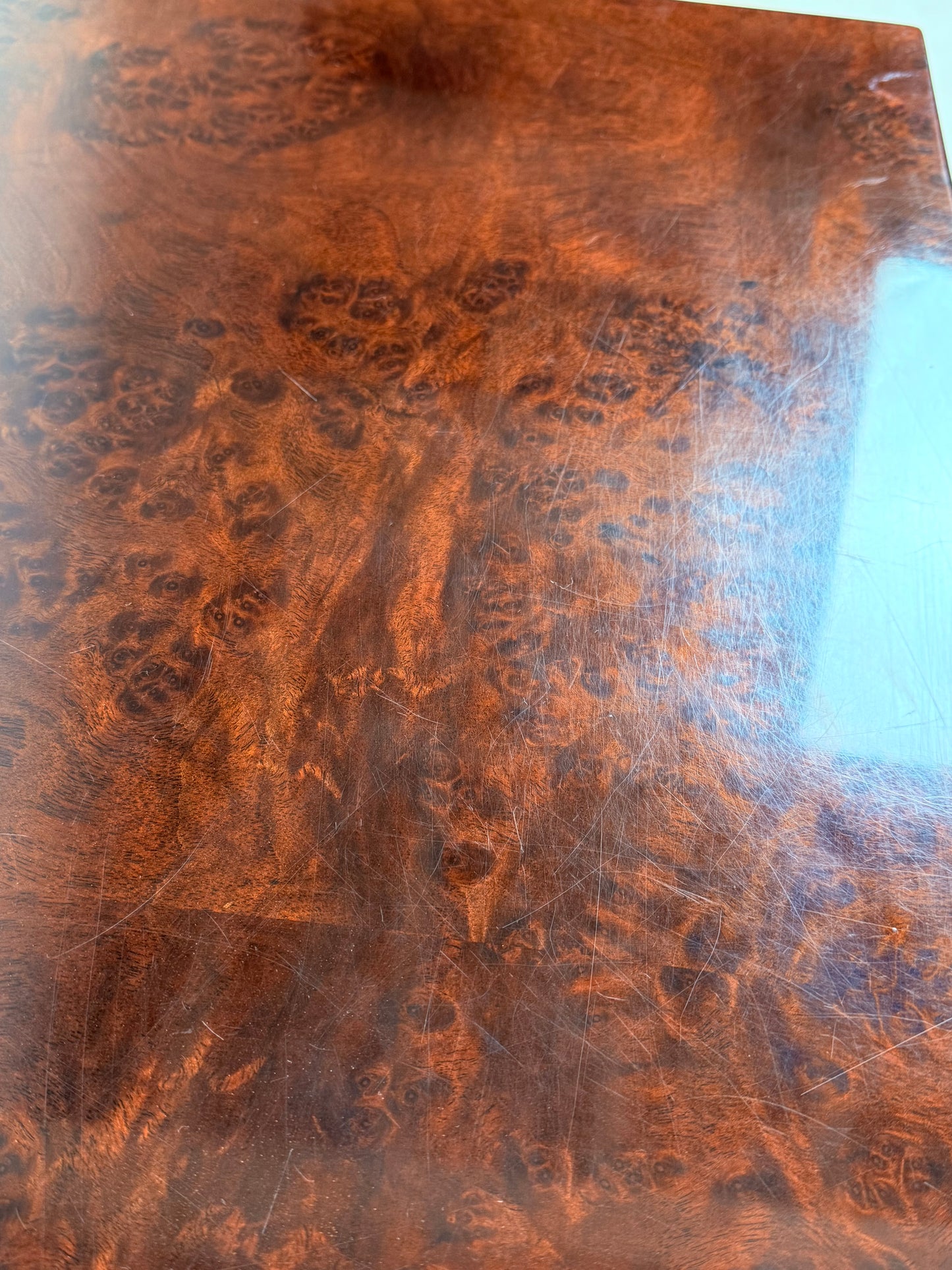 Table basse en loupe d’orme et laiton par Roche & Bobois