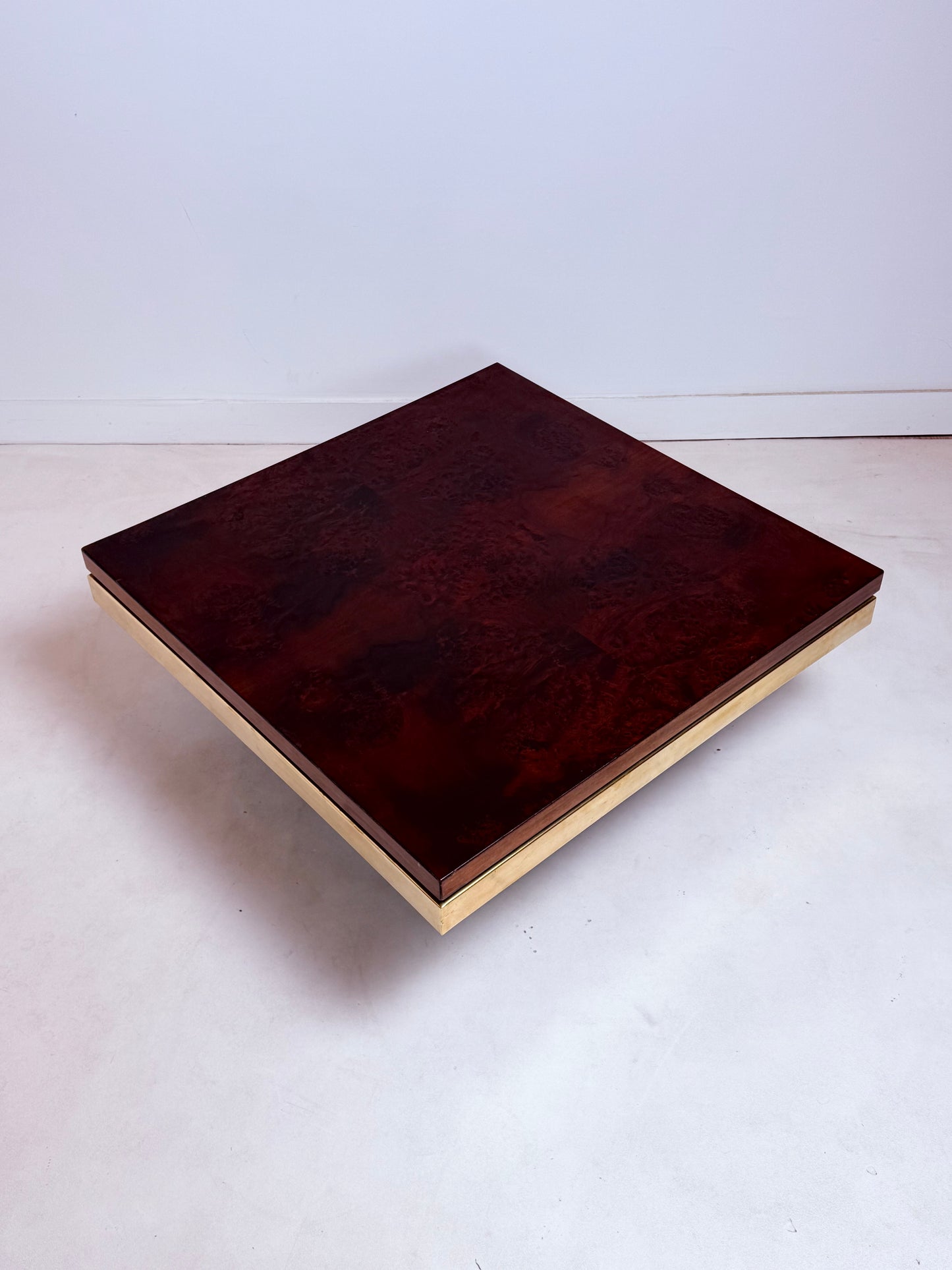 Table basse en loupe d’orme et laiton par Roche & Bobois