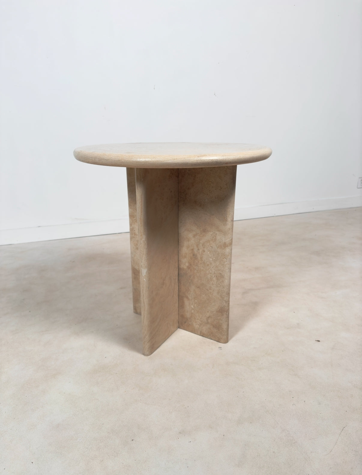 Table d’appoint en travertin