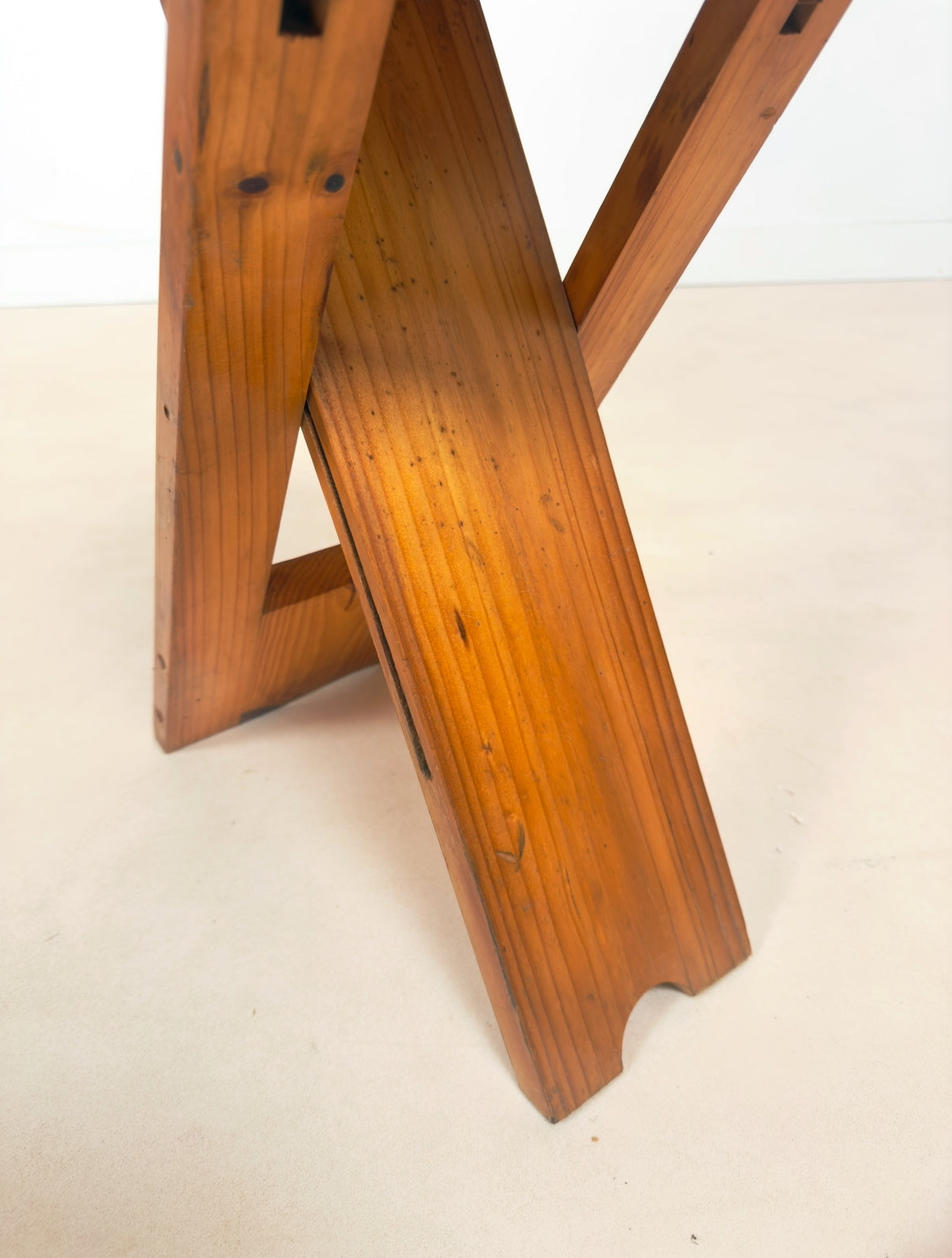 Tabouret pliant par Roger Talon