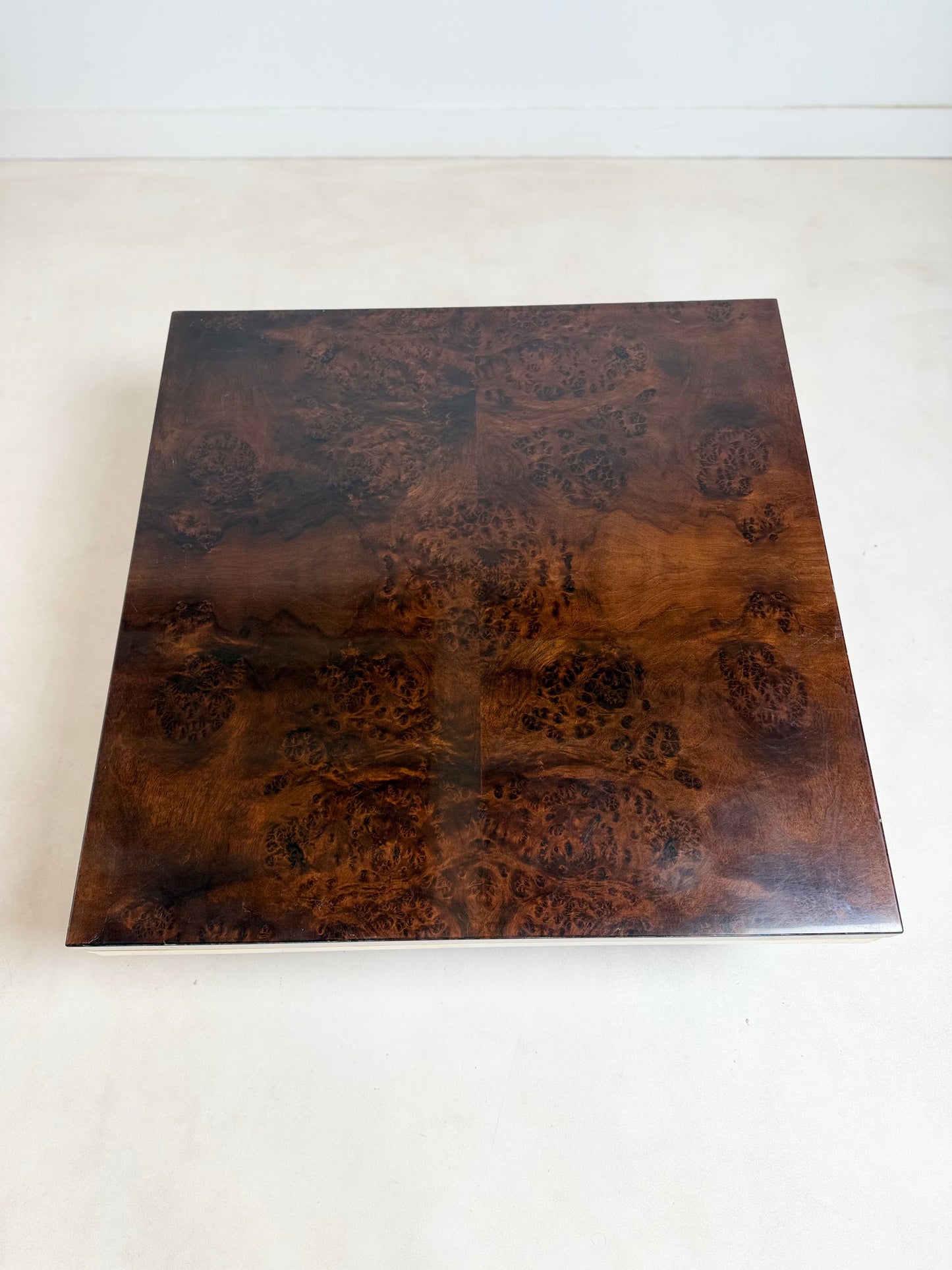 Table basse en loupe d’orme et laiton par Roche & Bobois