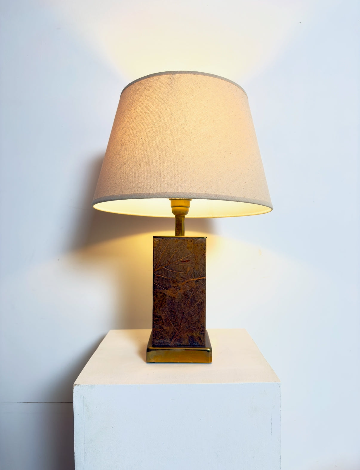 Lampe « Hollywood Regency » à décor de feuilles séchées