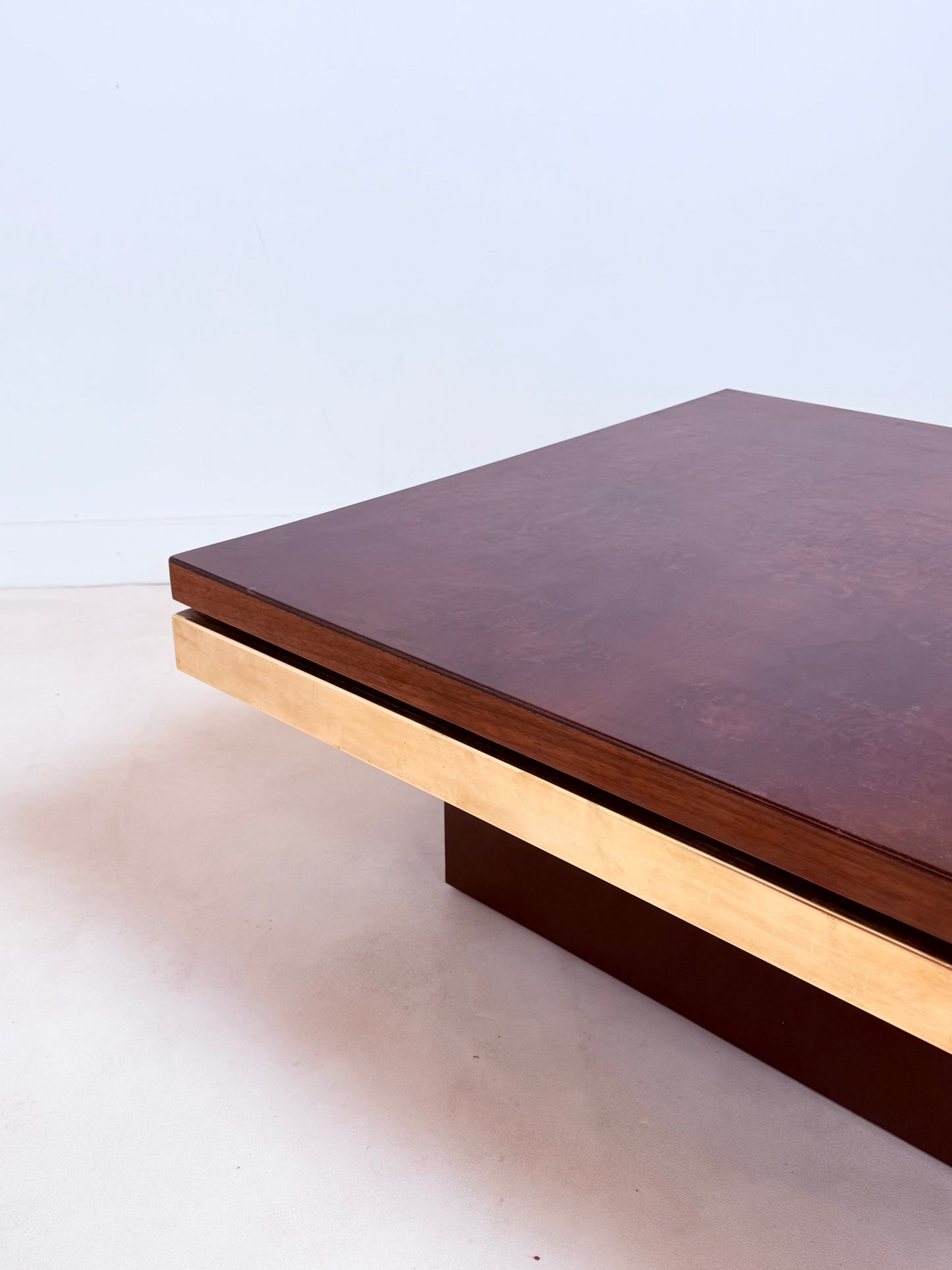 Table basse en loupe d’orme et laiton par Roche & Bobois