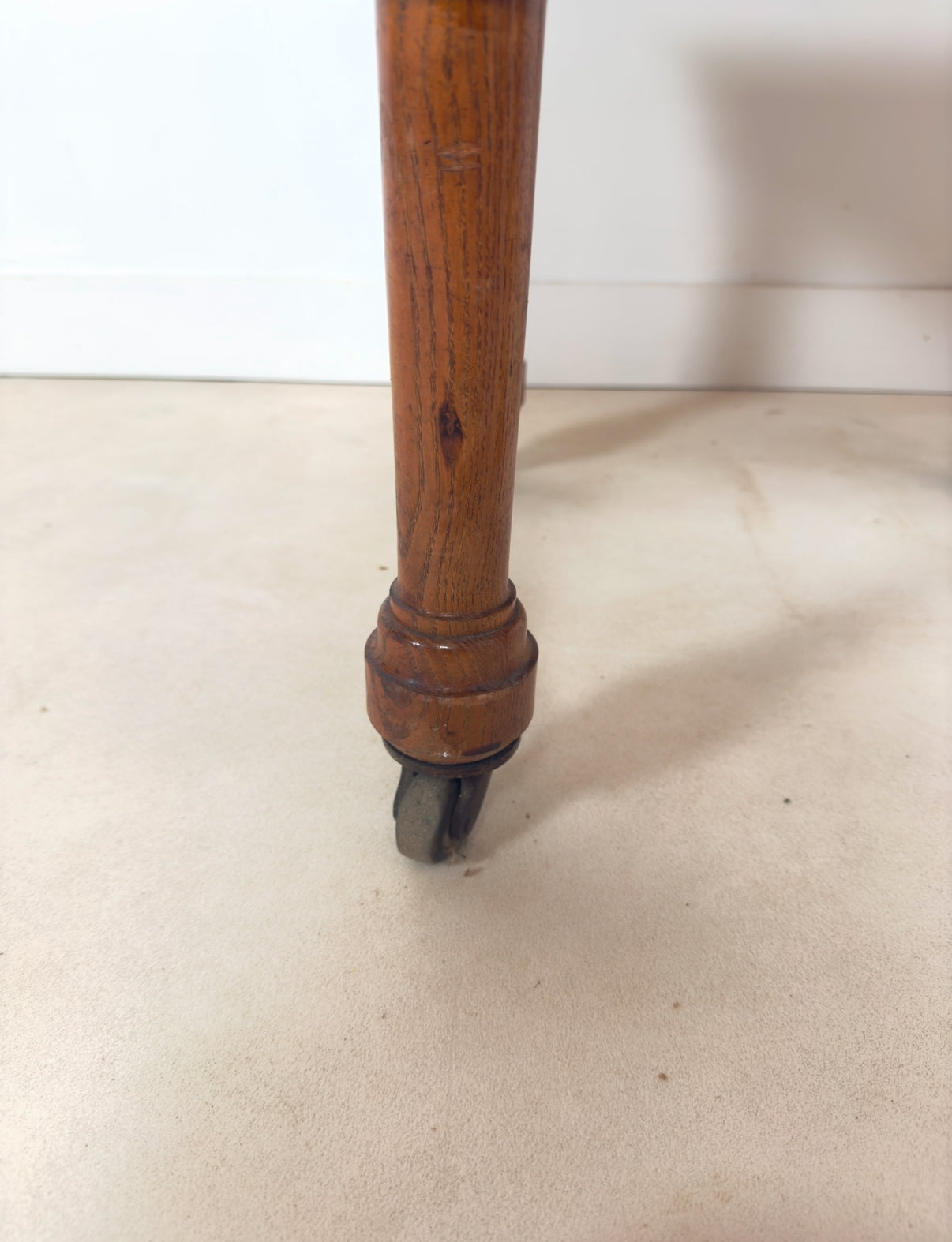 Table d’appoint anglaise sur roulettes