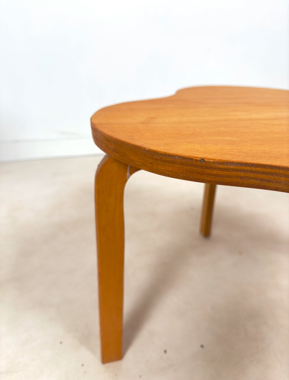Table basse dans le goût de Alvar Aalto