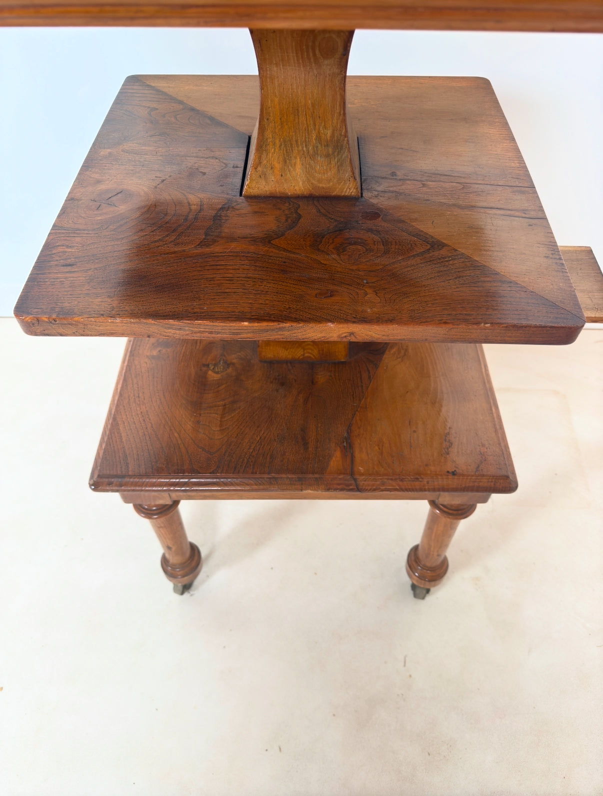 Table d’appoint anglaise sur roulettes