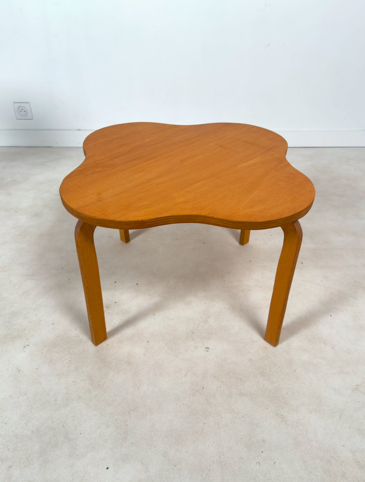 Table basse dans le goût de Alvar Aalto