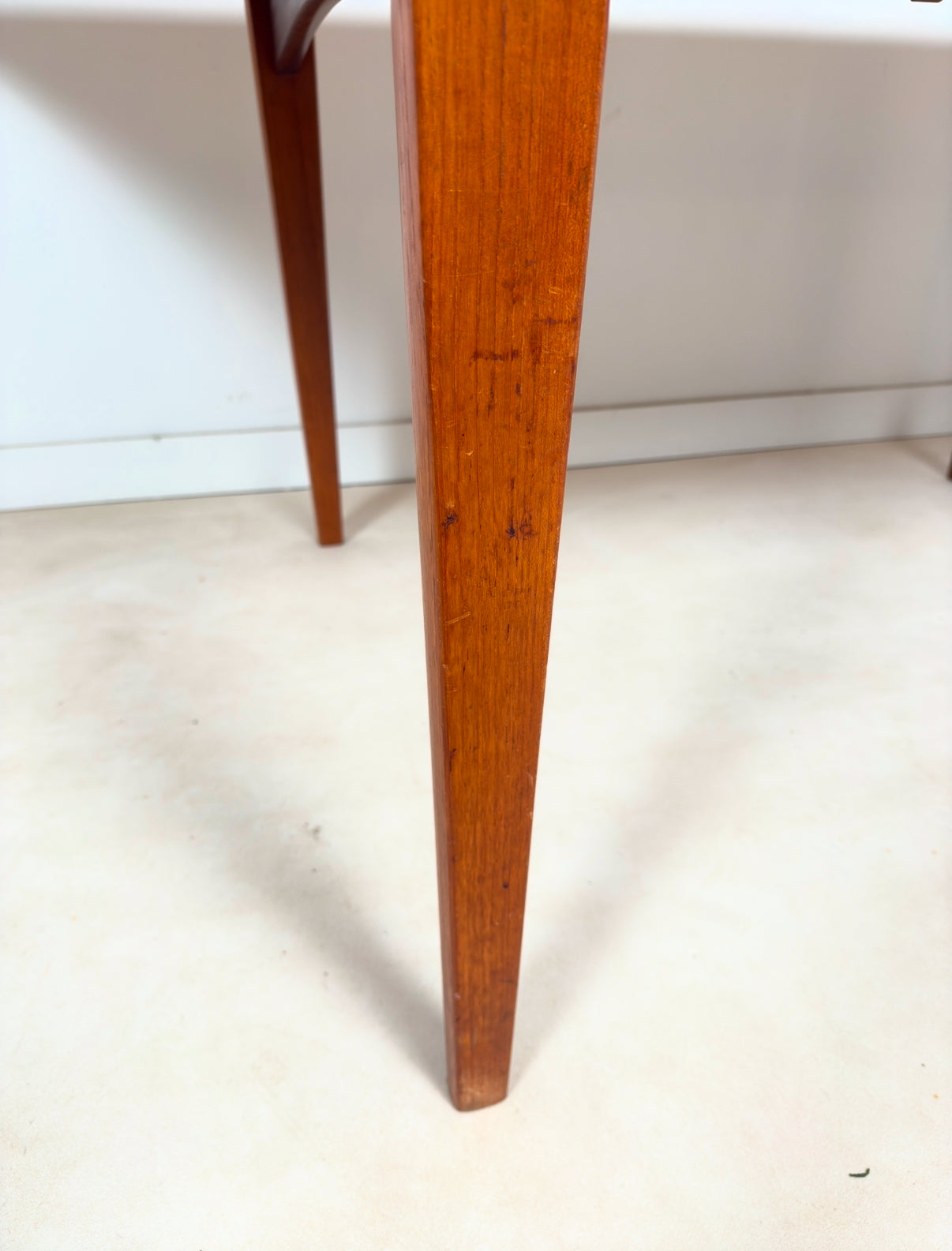 Table scandinave à rallonges intégrées