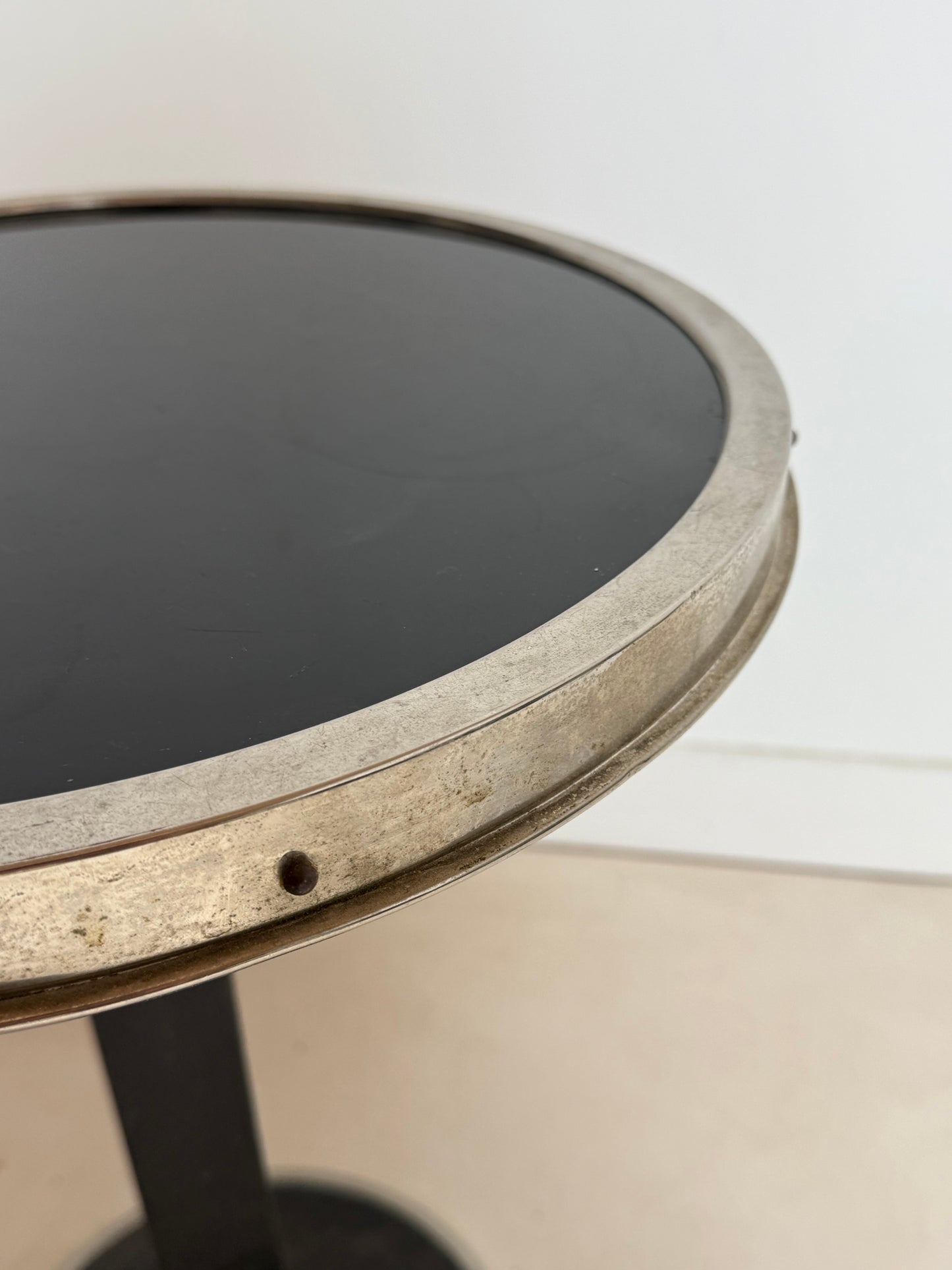 Table d’appoint aux accents Art Déco