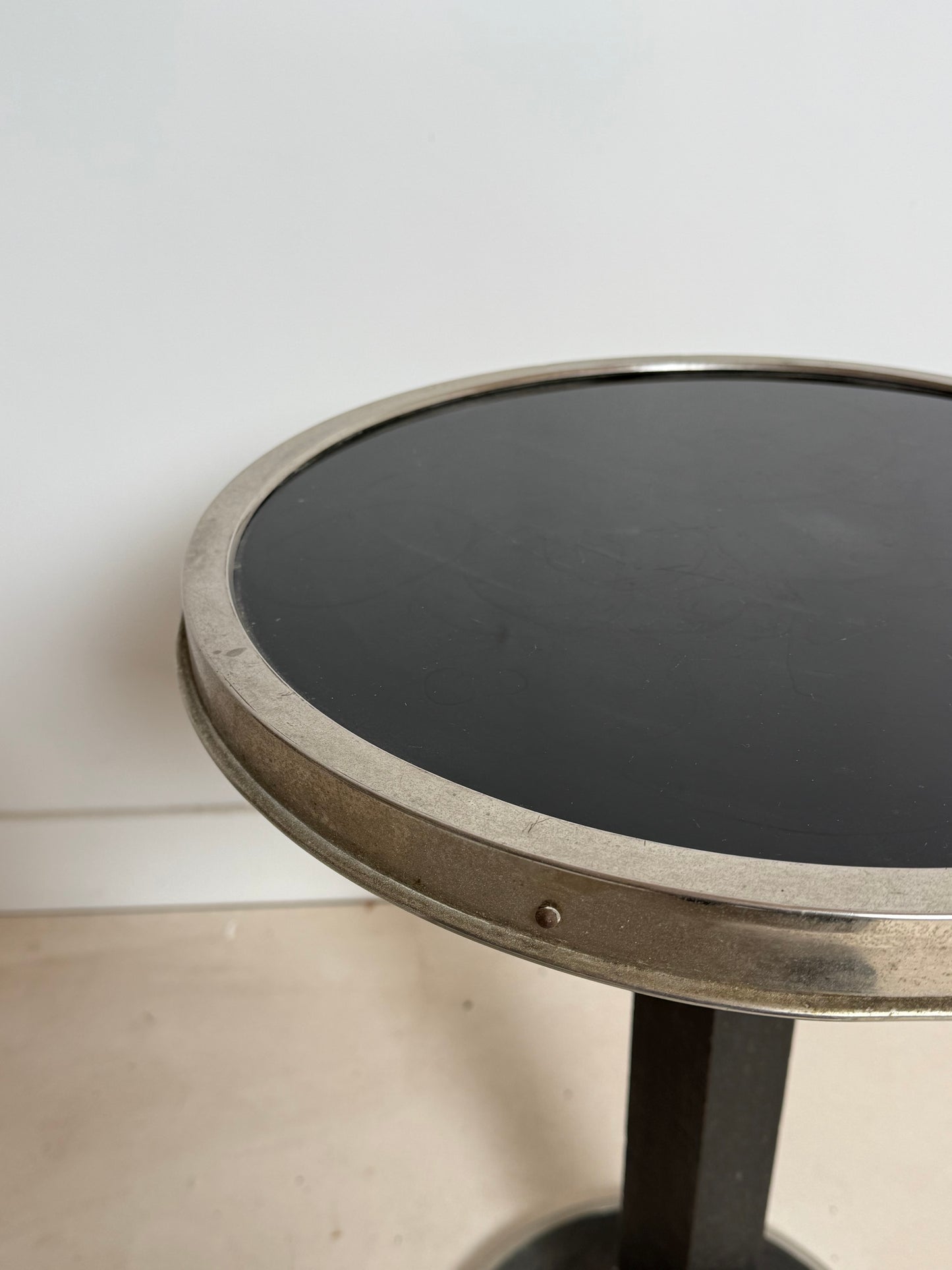 Table d’appoint aux accents Art Déco