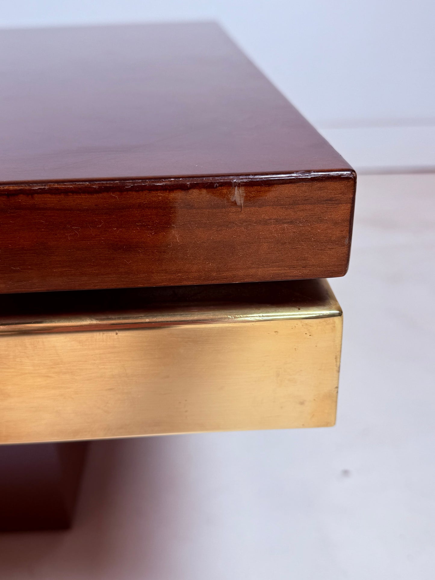 Table basse en loupe d’orme et laiton par Roche & Bobois