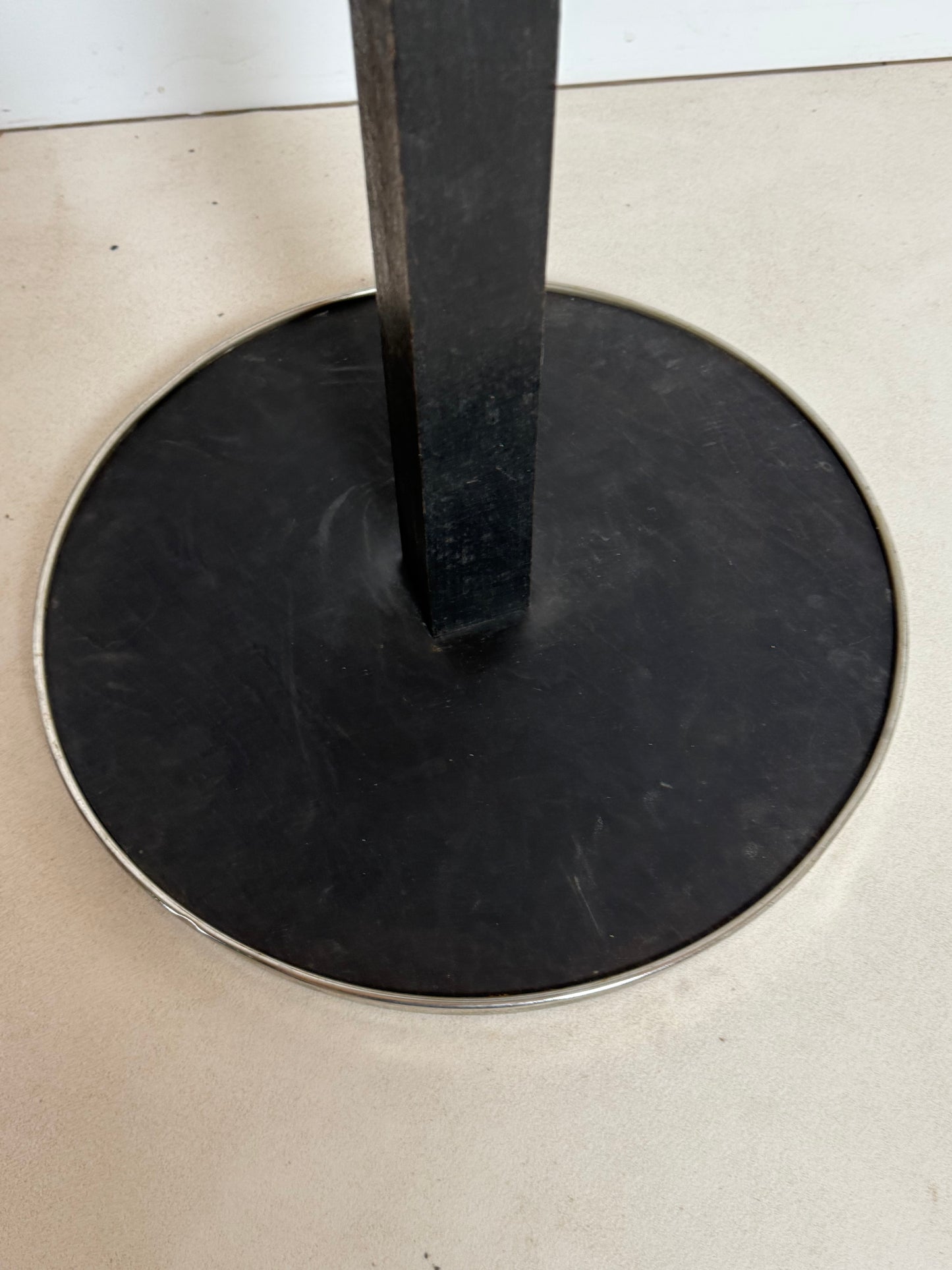 Table d’appoint aux accents Art Déco