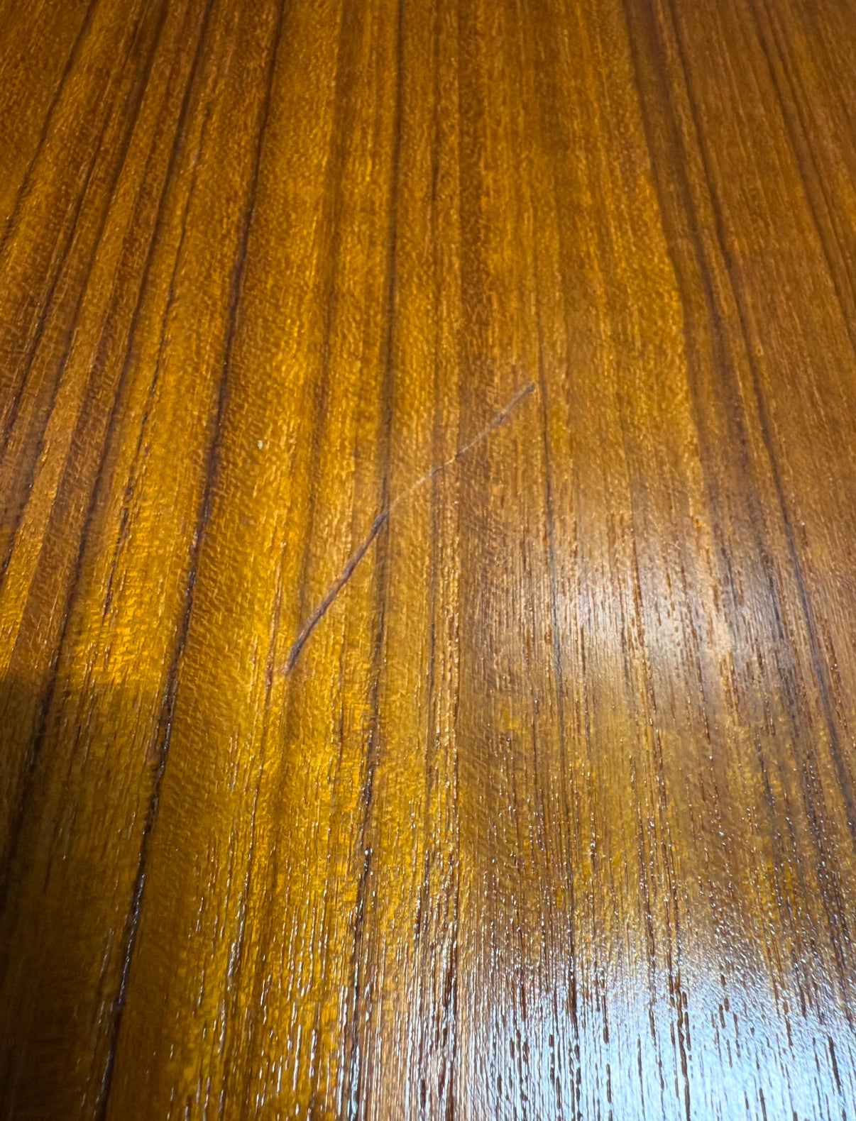 Table de salle à manger de style scandinave à rallonges intégrées.