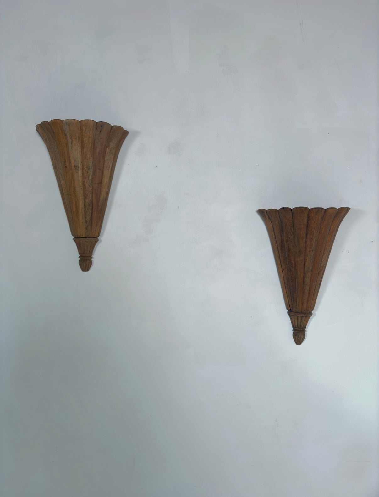 Appliques murales néoclassiques en bois sculpté