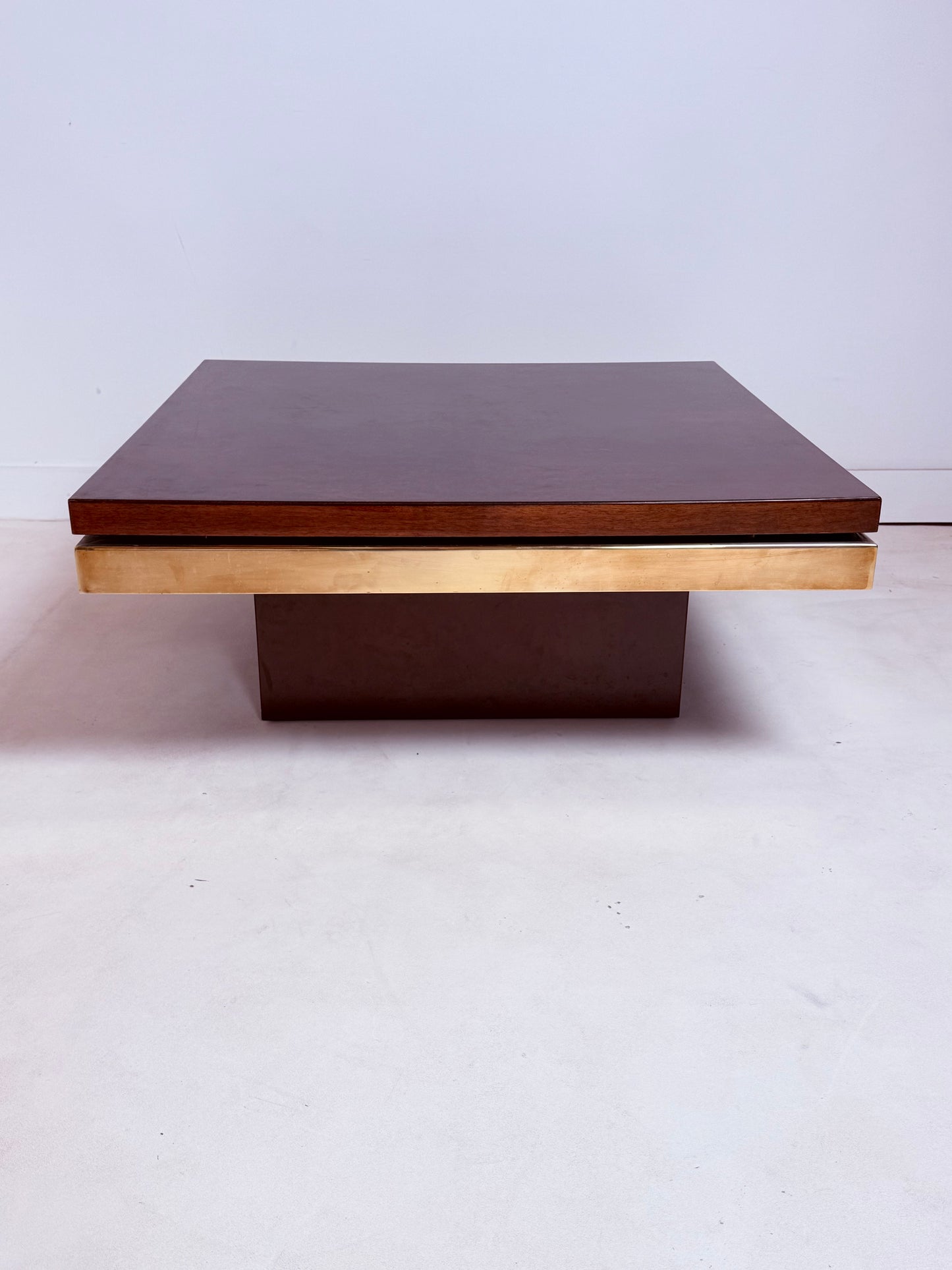 Table basse en loupe d’orme et laiton par Roche & Bobois