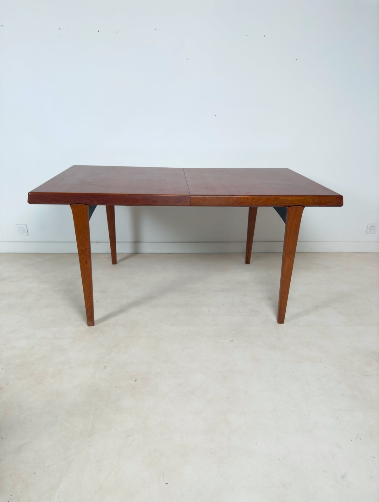 Table scandinave à rallonges intégrées