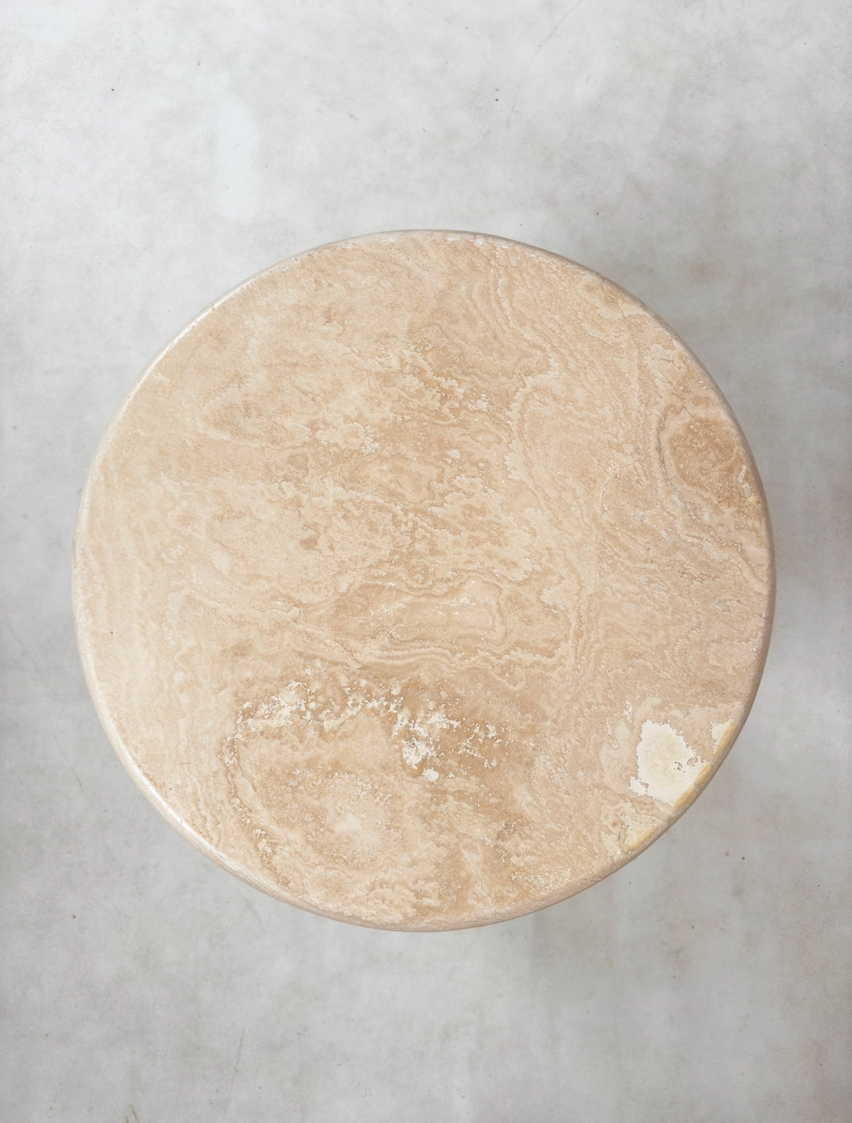 Table d’appoint en travertin