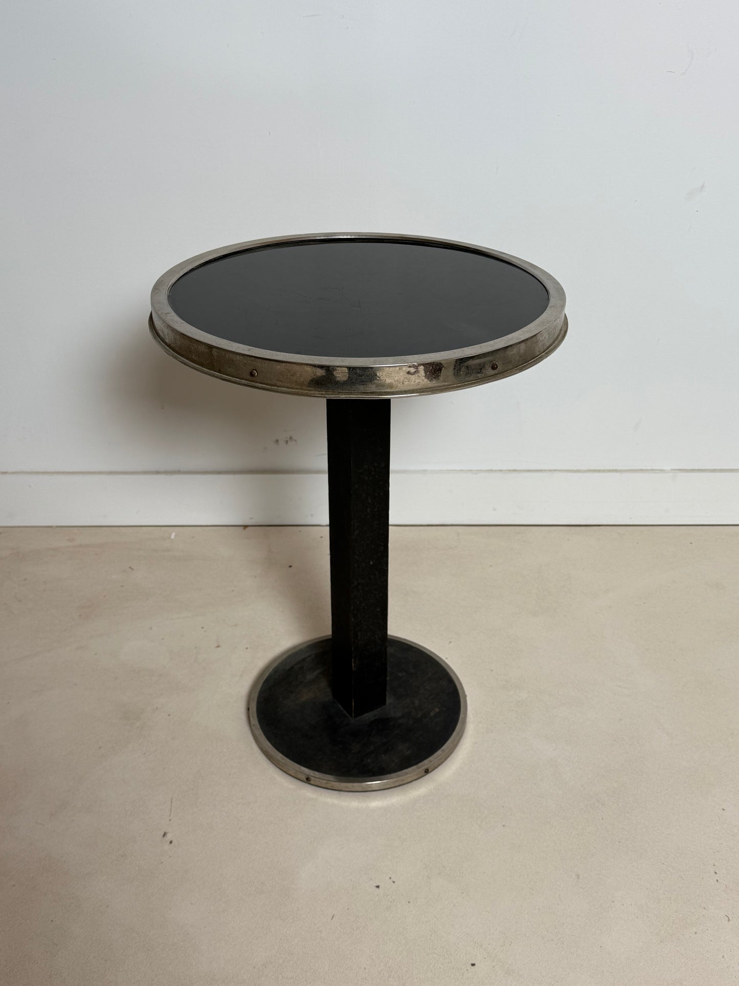 Table d’appoint aux accents Art Déco