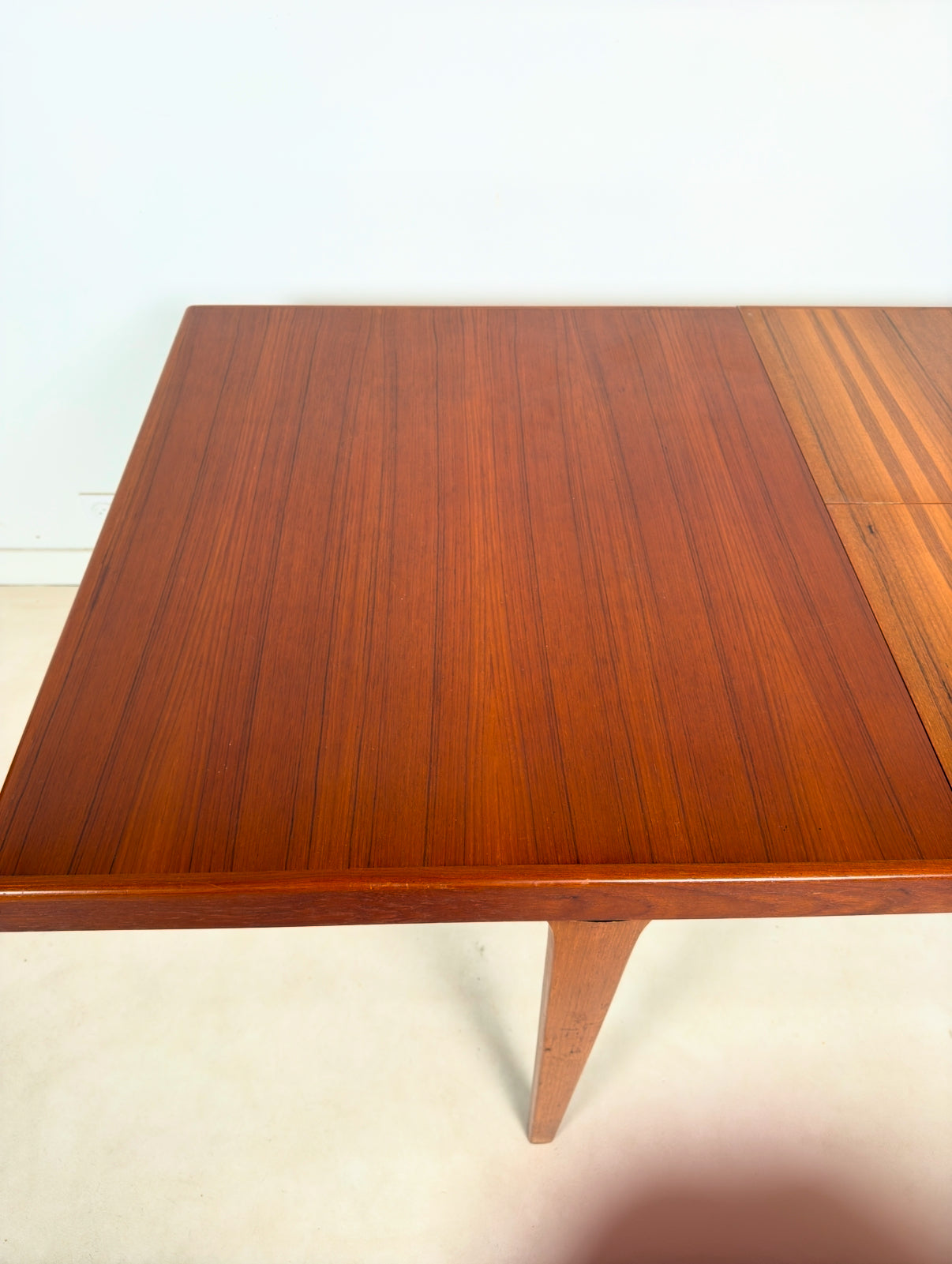 Table scandinave à rallonges intégrées